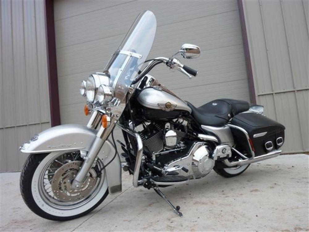 2003 Silver Other FLHRCI Road King 100th Anniversary Edition with an V2 engine, 5 Spd Manual transmission, located at 2510 47th St. Suite 200, Boulder, CO, 80301, (303) 641-0333, 40.026196, -105.243217 - 2003 Road King Anniversary Edition -- Screaming Eagle Pipes -- Stage 2 Engine Mod -- Near New Condition This classic Harley Road King is adorned with the two-tone Sterling Silver and Vivid Black paint scheme with 100th Anniversary striping, and she has just about all the extras you could wis - Photo #0