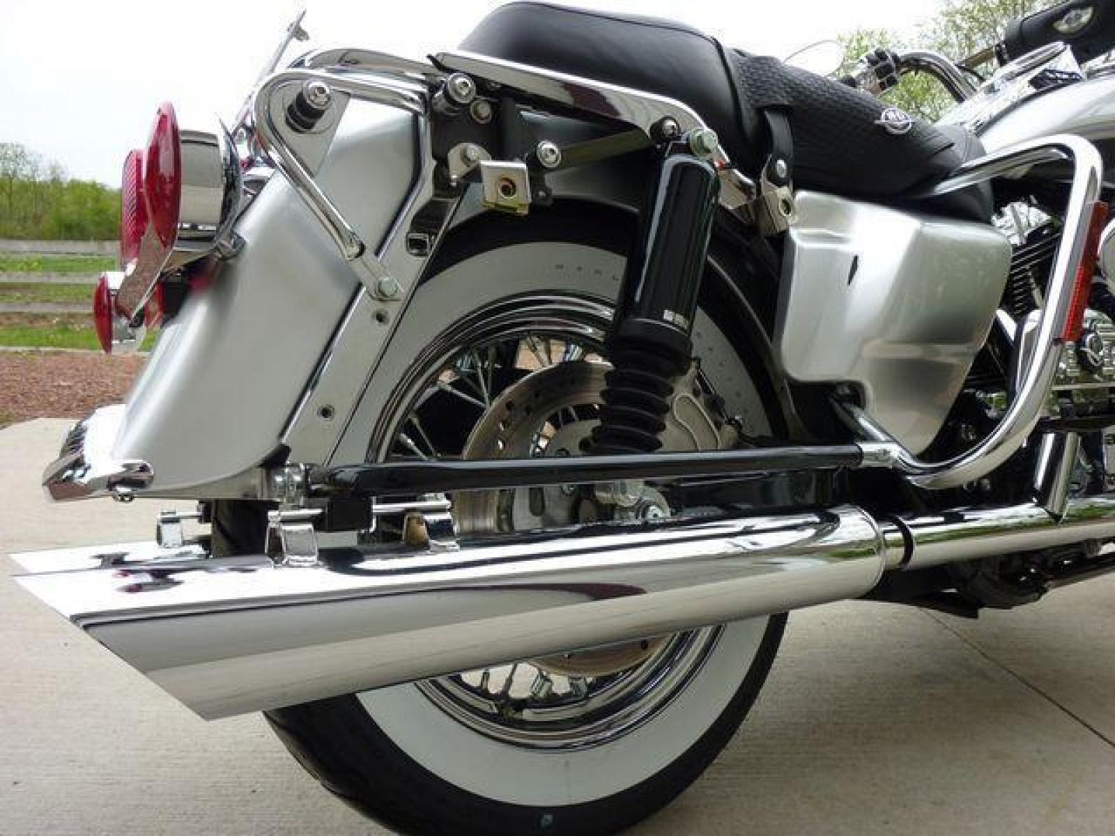 2003 Silver Other FLHRCI Road King 100th Anniversary Edition with an V2 engine, 5 Spd Manual transmission, located at 2510 47th St. Suite 200, Boulder, CO, 80301, (303) 641-0333, 40.026196, -105.243217 - 2003 Road King Anniversary Edition -- Screaming Eagle Pipes -- Stage 2 Engine Mod -- Near New Condition This classic Harley Road King is adorned with the two-tone Sterling Silver and Vivid Black paint scheme with 100th Anniversary striping, and she has just about all the extras you could wis - Photo #10