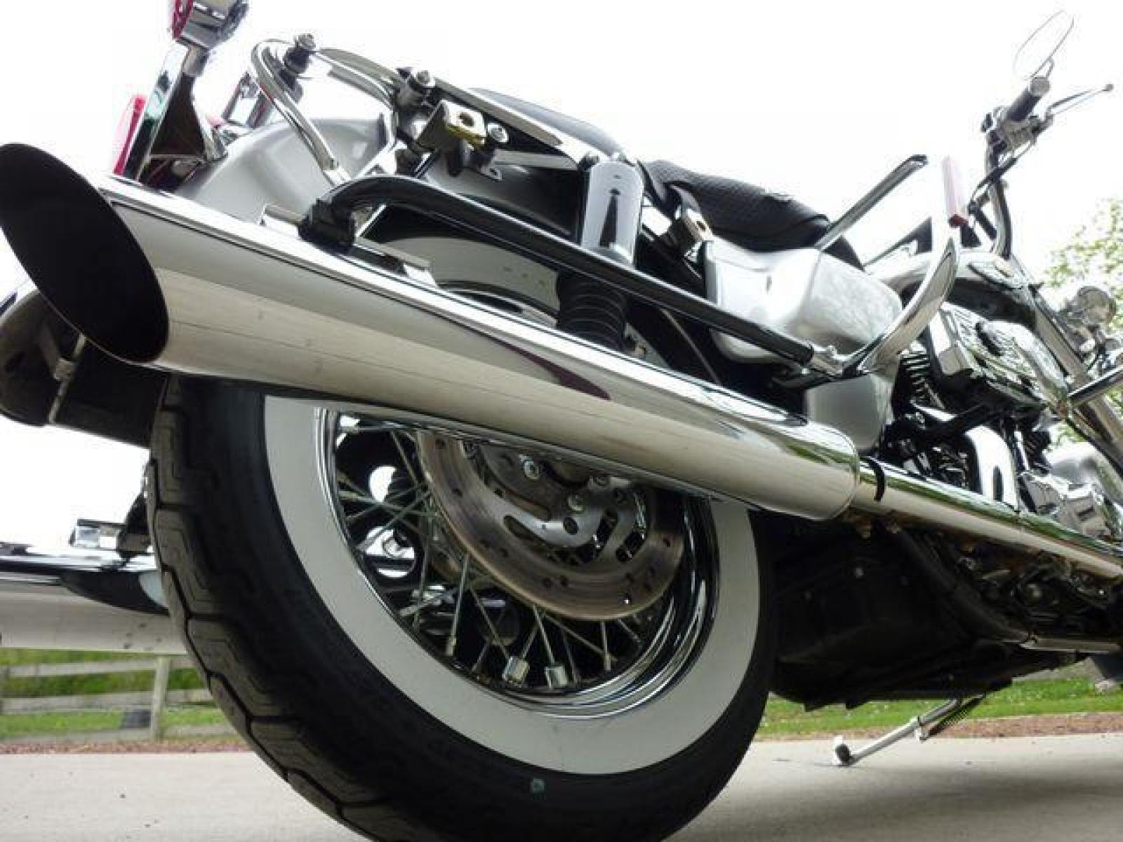2003 Silver Other FLHRCI Road King 100th Anniversary Edition with an V2 engine, 5 Spd Manual transmission, located at 2510 47th St. Suite 200, Boulder, CO, 80301, (303) 641-0333, 40.026196, -105.243217 - 2003 Road King Anniversary Edition -- Screaming Eagle Pipes -- Stage 2 Engine Mod -- Near New Condition This classic Harley Road King is adorned with the two-tone Sterling Silver and Vivid Black paint scheme with 100th Anniversary striping, and she has just about all the extras you could wis - Photo #11