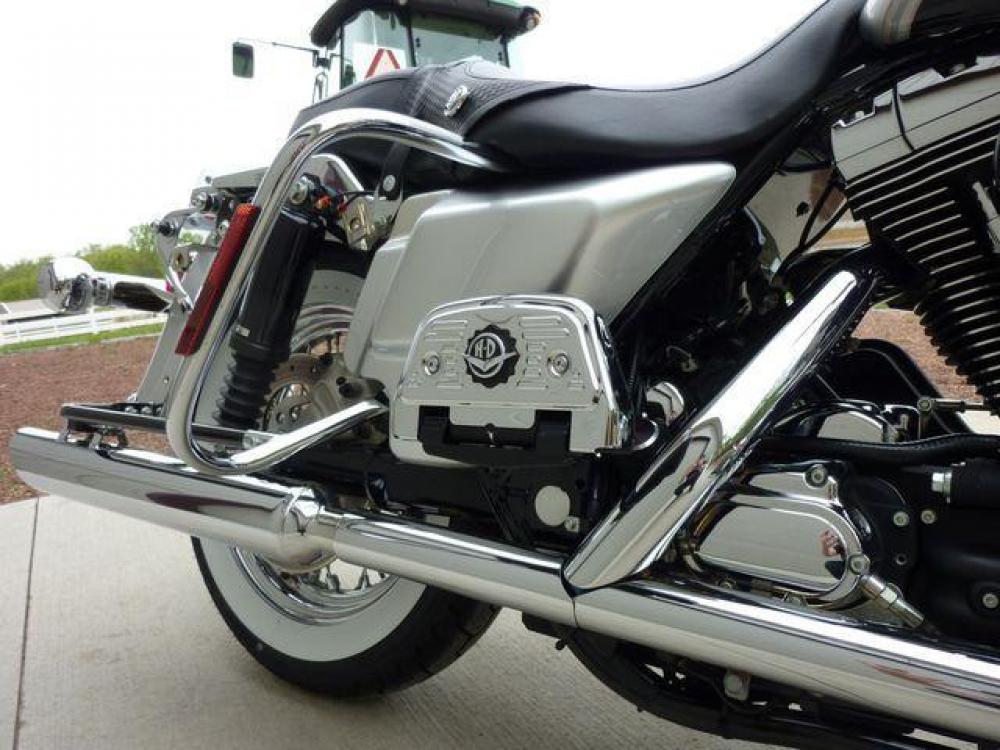 2003 Silver Other FLHRCI Road King 100th Anniversary Edition with an V2 engine, 5 Spd Manual transmission, located at 2510 47th St. Suite 200, Boulder, CO, 80301, (303) 641-0333, 40.026196, -105.243217 - 2003 Road King Anniversary Edition -- Screaming Eagle Pipes -- Stage 2 Engine Mod -- Near New Condition This classic Harley Road King is adorned with the two-tone Sterling Silver and Vivid Black paint scheme with 100th Anniversary striping, and she has just about all the extras you could wis - Photo #20
