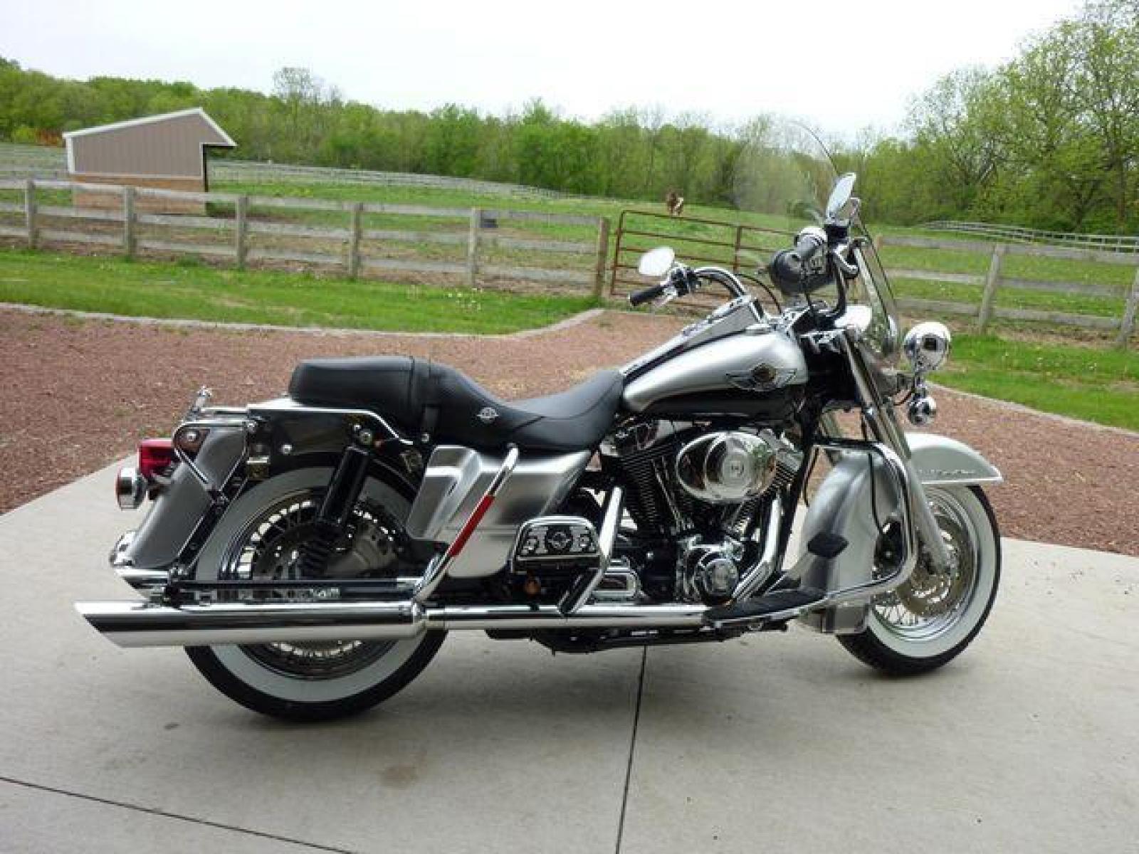 2003 Silver Other FLHRCI Road King 100th Anniversary Edition with an V2 engine, 5 Spd Manual transmission, located at 2510 47th St. Suite 200, Boulder, CO, 80301, (303) 641-0333, 40.026196, -105.243217 - 2003 Road King Anniversary Edition -- Screaming Eagle Pipes -- Stage 2 Engine Mod -- Near New Condition This classic Harley Road King is adorned with the two-tone Sterling Silver and Vivid Black paint scheme with 100th Anniversary striping, and she has just about all the extras you could wis - Photo #2