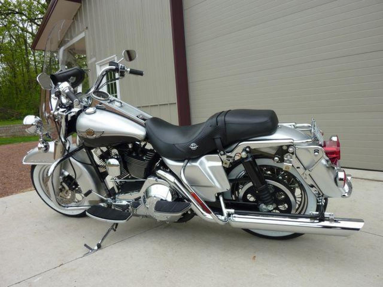 2003 Silver Other FLHRCI Road King 100th Anniversary Edition with an V2 engine, 5 Spd Manual transmission, located at 2510 47th St. Suite 200, Boulder, CO, 80301, (303) 641-0333, 40.026196, -105.243217 - 2003 Road King Anniversary Edition -- Screaming Eagle Pipes -- Stage 2 Engine Mod -- Near New Condition This classic Harley Road King is adorned with the two-tone Sterling Silver and Vivid Black paint scheme with 100th Anniversary striping, and she has just about all the extras you could wis - Photo #42
