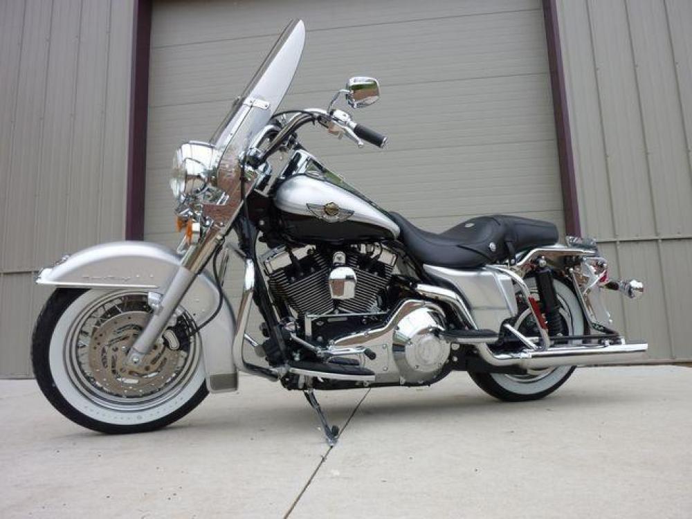2003 Silver Other FLHRCI Road King 100th Anniversary Edition with an V2 engine, 5 Spd Manual transmission, located at 2510 47th St. Suite 200, Boulder, CO, 80301, (303) 641-0333, 40.026196, -105.243217 - 2003 Road King Anniversary Edition -- Screaming Eagle Pipes -- Stage 2 Engine Mod -- Near New Condition This classic Harley Road King is adorned with the two-tone Sterling Silver and Vivid Black paint scheme with 100th Anniversary striping, and she has just about all the extras you could wis - Photo #4