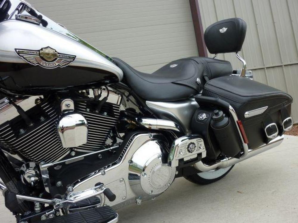 2003 Silver Other FLHRCI Road King 100th Anniversary Edition with an V2 engine, 5 Spd Manual transmission, located at 2510 47th St. Suite 200, Boulder, CO, 80301, (303) 641-0333, 40.026196, -105.243217 - 2003 Road King Anniversary Edition -- Screaming Eagle Pipes -- Stage 2 Engine Mod -- Near New Condition This classic Harley Road King is adorned with the two-tone Sterling Silver and Vivid Black paint scheme with 100th Anniversary striping, and she has just about all the extras you could wis - Photo #49