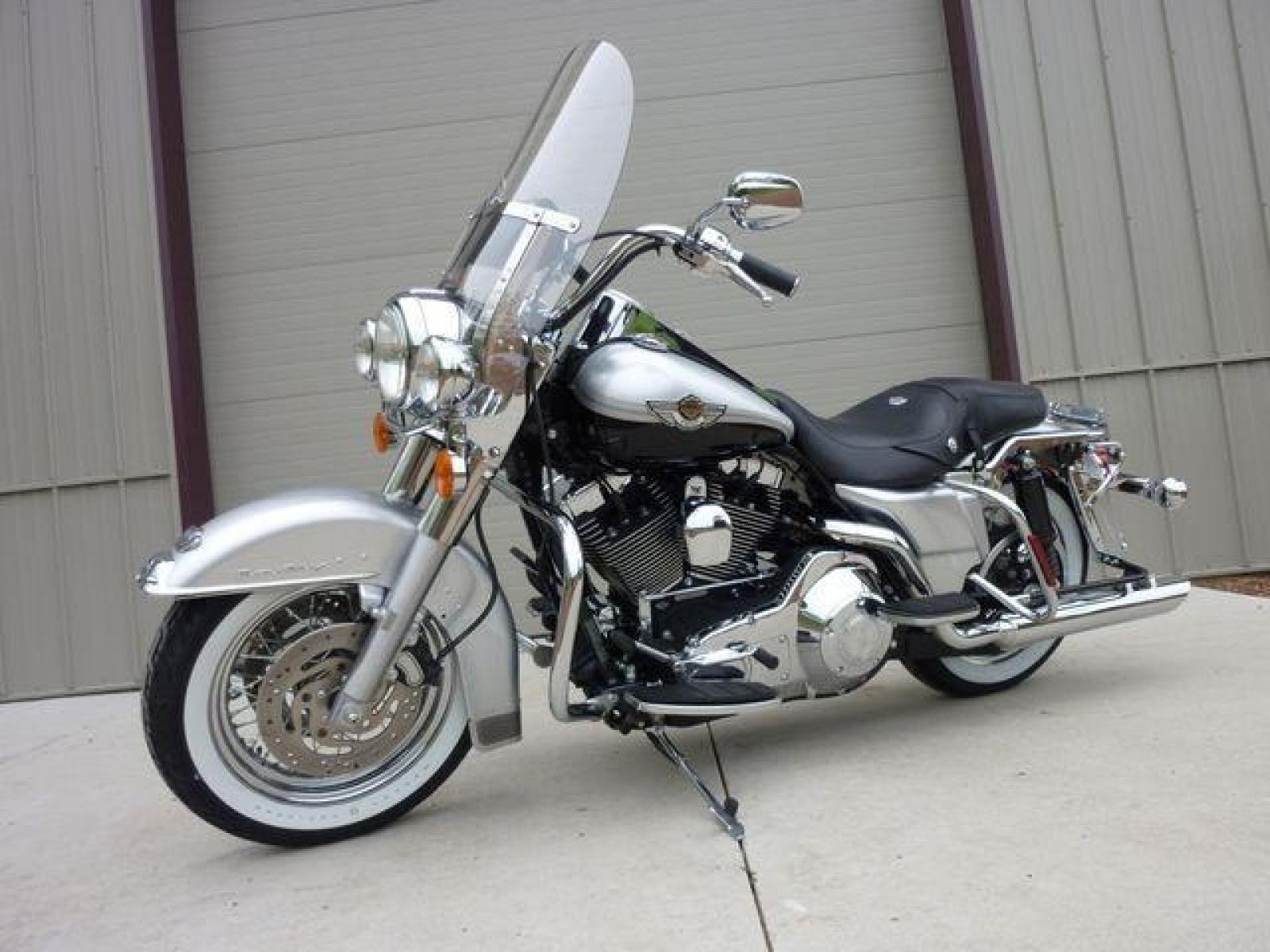 2003 Silver Other FLHRCI Road King 100th Anniversary Edition with an V2 engine, 5 Spd Manual transmission, located at 2510 47th St. Suite 200, Boulder, CO, 80301, (303) 641-0333, 40.026196, -105.243217 - 2003 Road King Anniversary Edition -- Screaming Eagle Pipes -- Stage 2 Engine Mod -- Near New Condition This classic Harley Road King is adorned with the two-tone Sterling Silver and Vivid Black paint scheme with 100th Anniversary striping, and she has just about all the extras you could wis - Photo #5