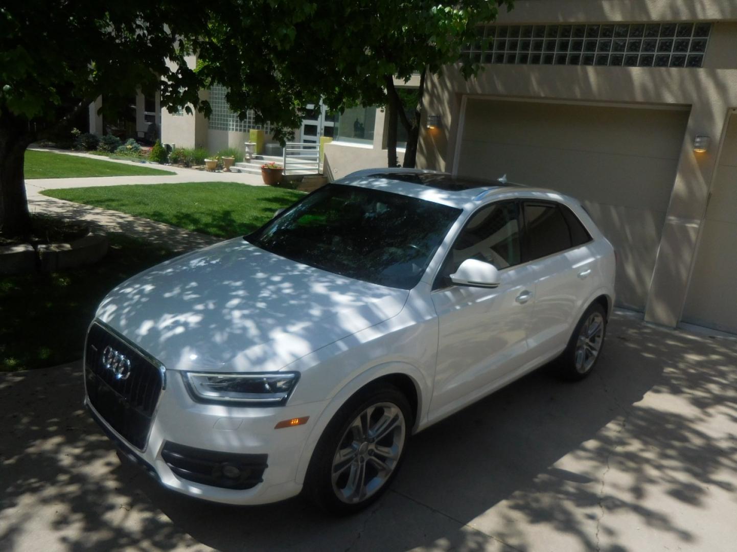 2015 White /Black Audi Q3 2.0T quattro Premium Plus (WA1EFCFS3FR) with an 2.0L L4 DOHC 24V engine, 6-Speed Automatic transmission, located at 2510 47th St. Suite 200, Boulder, CO, 80301, (303) 641-0333, 40.026196, -105.243217 - Photo#0