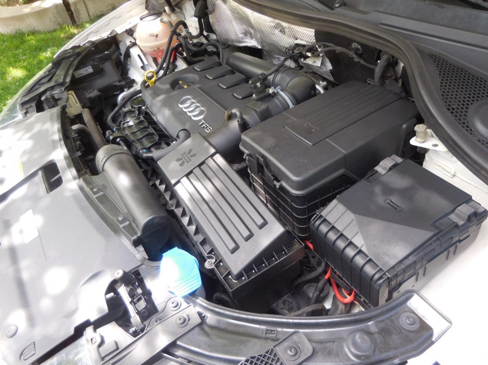 2015 White /Black Audi Q3 2.0T quattro Premium Plus (WA1EFCFS3FR) with an 2.0L L4 DOHC 24V engine, 6-Speed Automatic transmission, located at 2510 47th St. Suite 200, Boulder, CO, 80301, (303) 641-0333, 40.026196, -105.243217 - Photo #21
