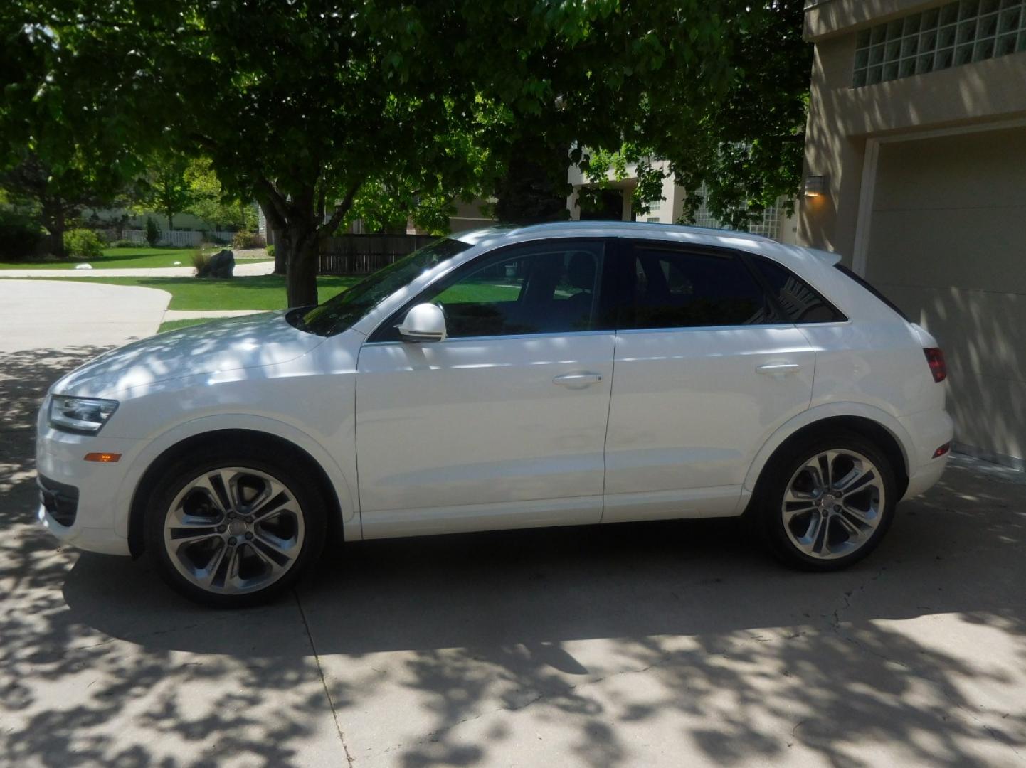 2015 White /Black Audi Q3 2.0T quattro Premium Plus (WA1EFCFS3FR) with an 2.0L L4 DOHC 24V engine, 6-Speed Automatic transmission, located at 2510 47th St. Suite 200, Boulder, CO, 80301, (303) 641-0333, 40.026196, -105.243217 - Photo#3