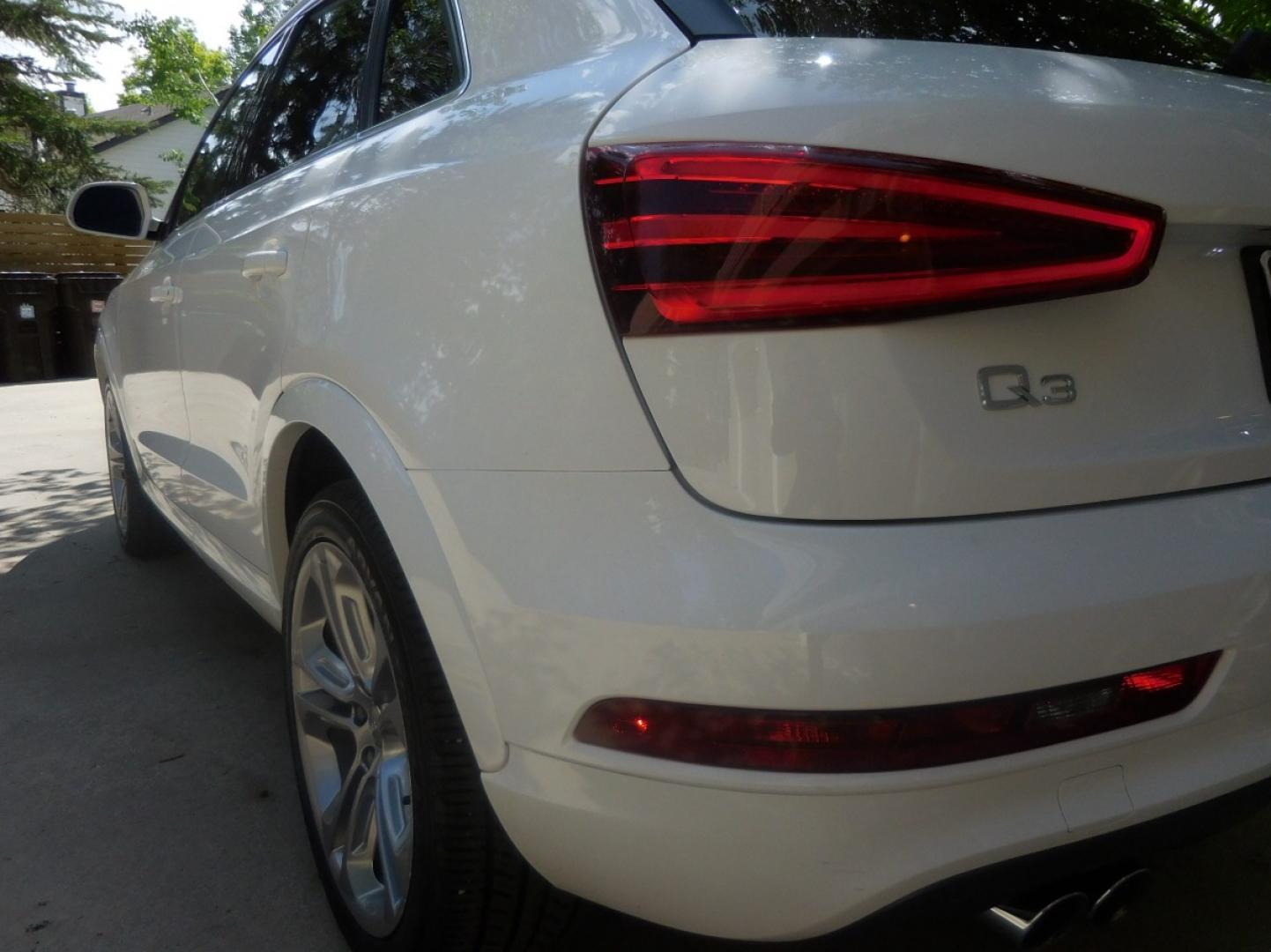 2015 White /Black Audi Q3 2.0T quattro Premium Plus (WA1EFCFS3FR) with an 2.0L L4 DOHC 24V engine, 6-Speed Automatic transmission, located at 2510 47th St. Suite 200, Boulder, CO, 80301, (303) 641-0333, 40.026196, -105.243217 - Photo#5