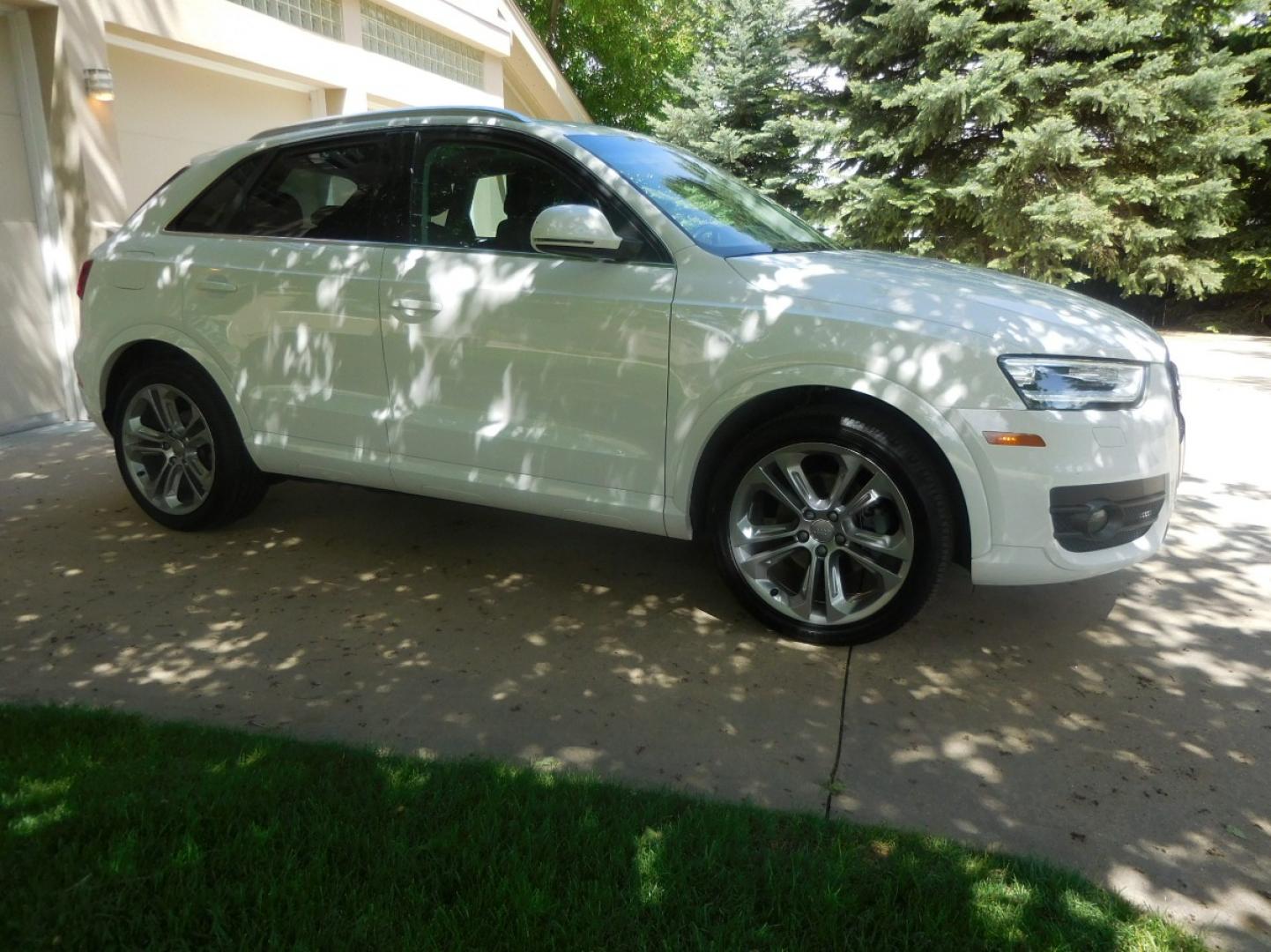 2015 White /Black Audi Q3 2.0T quattro Premium Plus (WA1EFCFS3FR) with an 2.0L L4 DOHC 24V engine, 6-Speed Automatic transmission, located at 2510 47th St. Suite 200, Boulder, CO, 80301, (303) 641-0333, 40.026196, -105.243217 - Photo#8