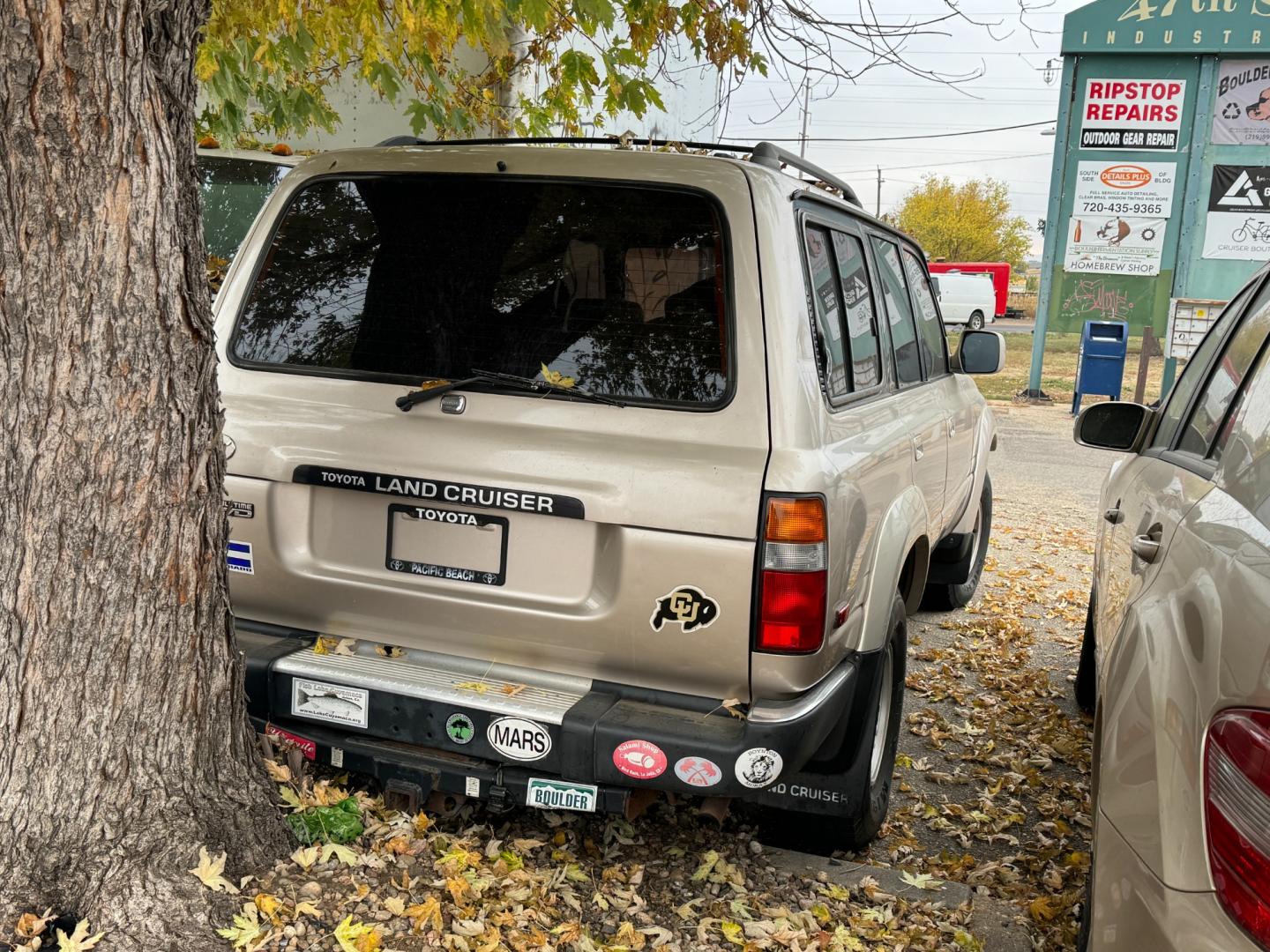 1992 Beige Toyota Land Cruiser 4WD (JT3FJ80WXN0) with an 4.0L L6 OHV 12V engine, 4-Speed Automatic Overdrive transmission, located at 2510 47th St. Suite 200, Boulder, CO, 80301, (303) 641-0333, 40.026196, -105.243217 - Photo#4