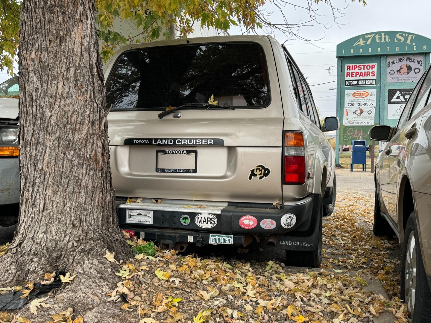 1992 Beige Toyota Land Cruiser 4WD (JT3FJ80WXN0) with an 4.0L L6 OHV 12V engine, 4-Speed Automatic Overdrive transmission, located at 2510 47th St. Suite 200, Boulder, CO, 80301, (303) 641-0333, 40.026196, -105.243217 - Photo#5