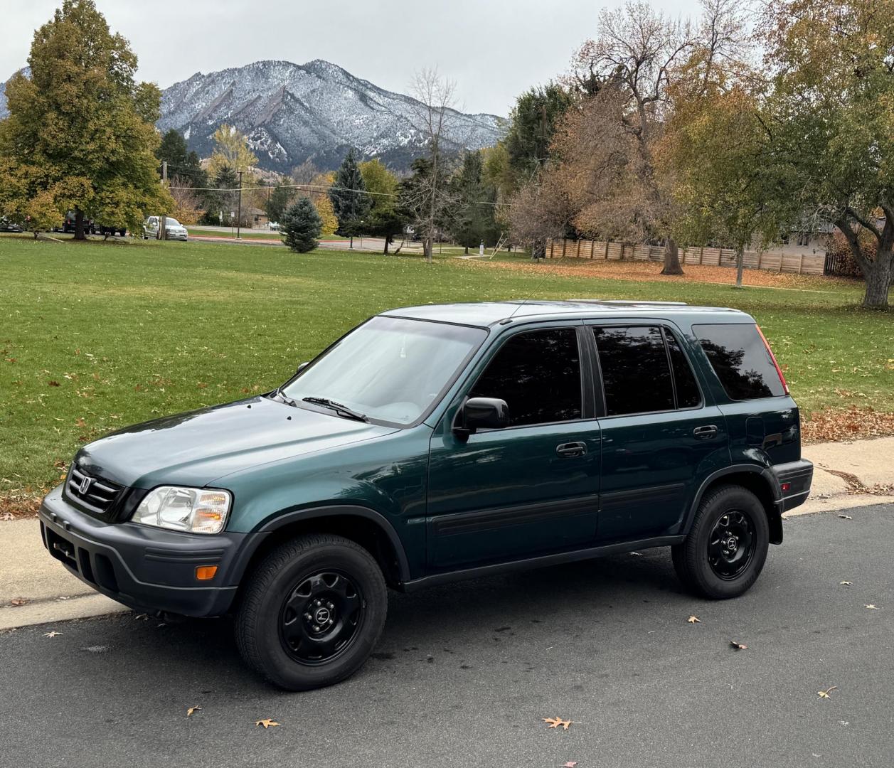 2001 Green /gray Honda CR-V LX 4WD (JHLRD17421S) with an 2.0L L4 DOHC 16V engine, 5-Speed Manual Overdrive transmission, located at 2510 47th St. Suite 200, Boulder, CO, 80301, (303) 641-0333, 40.026196, -105.243217 - Photo#0