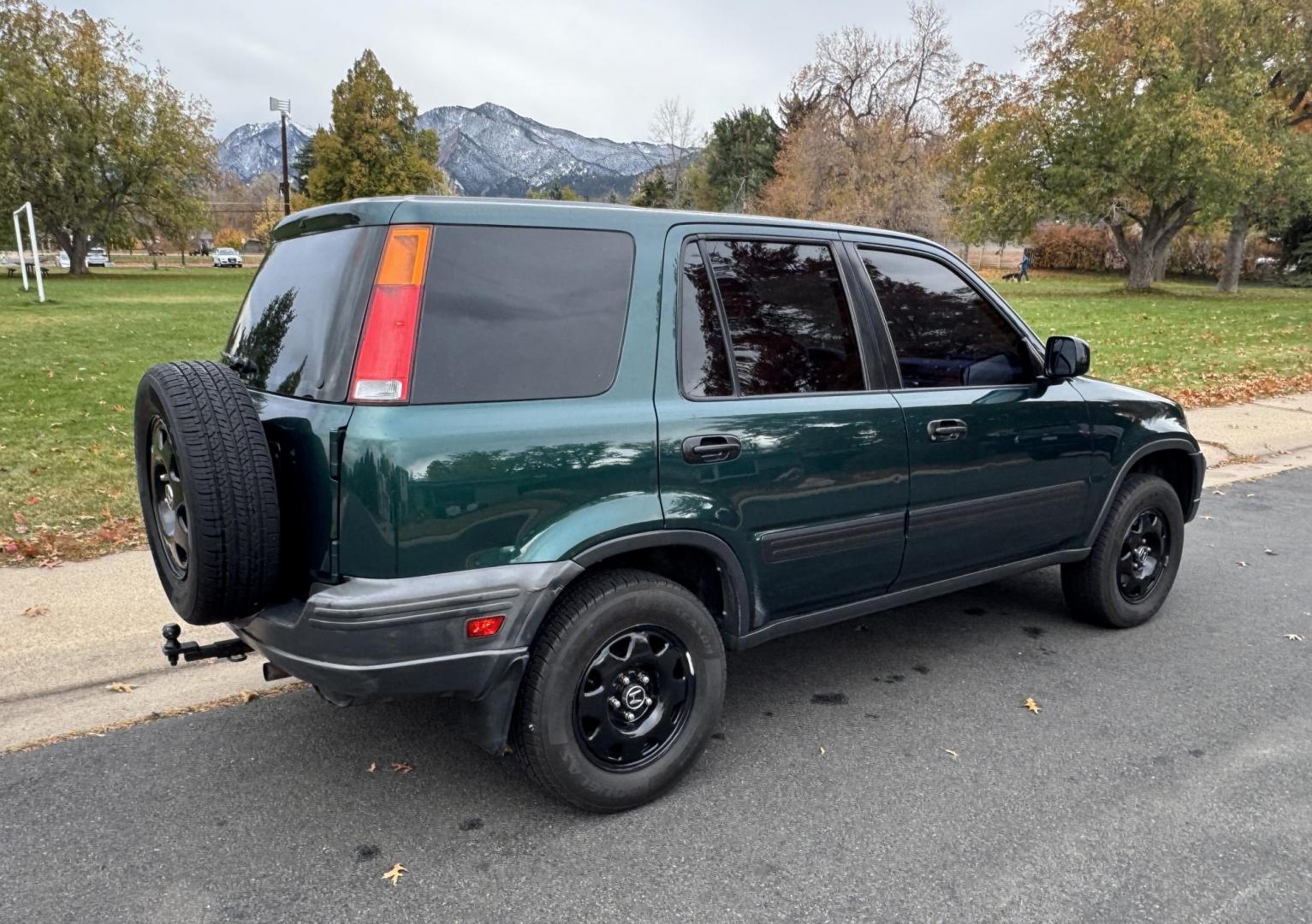 2001 Green /gray Honda CR-V LX 4WD (JHLRD17421S) with an 2.0L L4 DOHC 16V engine, 5-Speed Manual Overdrive transmission, located at 2510 47th St. Suite 200, Boulder, CO, 80301, (303) 641-0333, 40.026196, -105.243217 - Photo#12