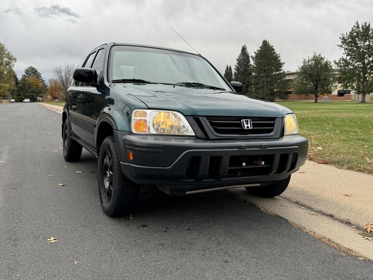 2001 Green /gray Honda CR-V LX 4WD (JHLRD17421S) with an 2.0L L4 DOHC 16V engine, 5-Speed Manual Overdrive transmission, located at 2510 47th St. Suite 200, Boulder, CO, 80301, (303) 641-0333, 40.026196, -105.243217 - Photo#15