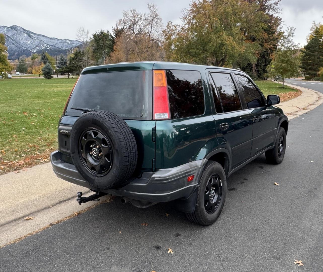 2001 Green /gray Honda CR-V LX 4WD (JHLRD17421S) with an 2.0L L4 DOHC 16V engine, 5-Speed Manual Overdrive transmission, located at 2510 47th St. Suite 200, Boulder, CO, 80301, (303) 641-0333, 40.026196, -105.243217 - Photo#7