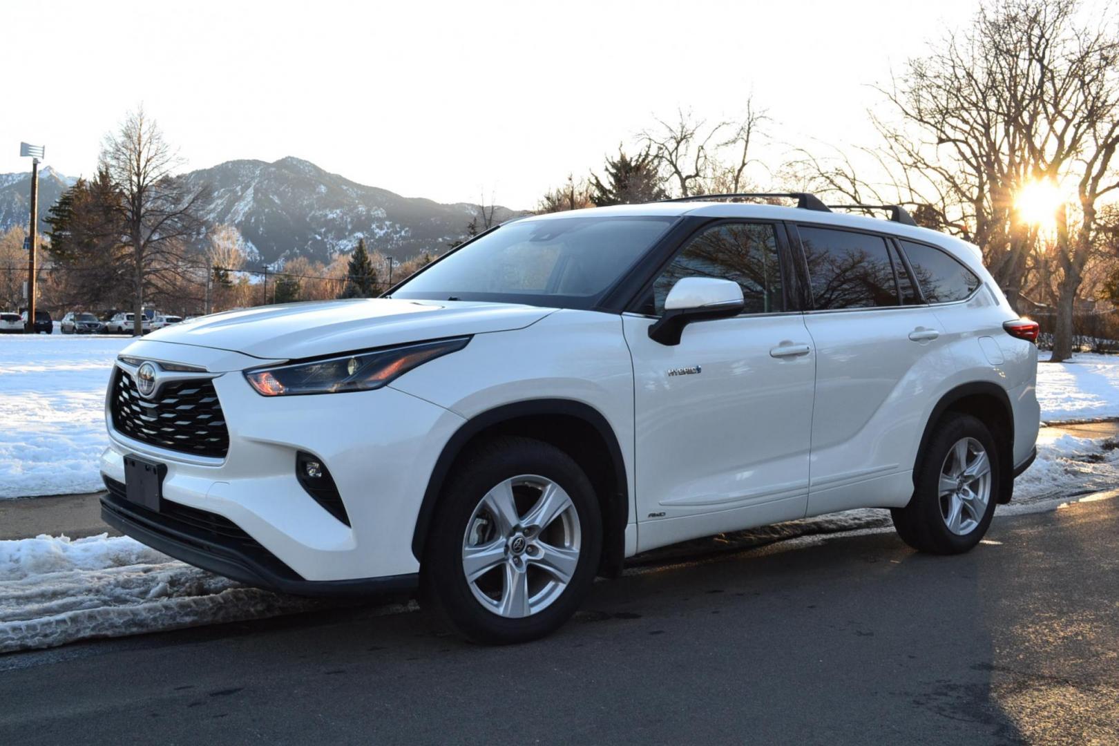 2021 White /gray Toyota Highlander Hybrid LE AWD (5TDBBRCH9MS) with an 3.5L V6 DOHC 24V HYBRID engine, CVT transmission, located at 2510 47th St. Suite 200, Boulder, CO, 80301, (303) 641-0333, 40.026196, -105.243217 - Photo#0