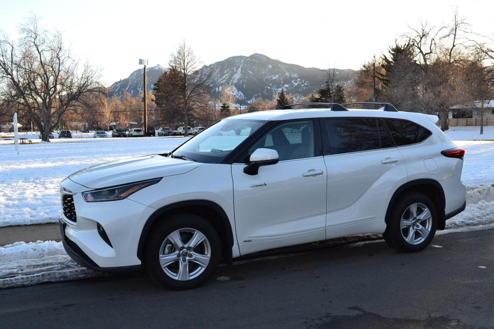 2021 White /gray Toyota Highlander Hybrid LE AWD (5TDBBRCH9MS) with an 3.5L V6 DOHC 24V HYBRID engine, CVT transmission, located at 2510 47th St. Suite 200, Boulder, CO, 80301, (303) 641-0333, 40.026196, -105.243217 - Photo#1