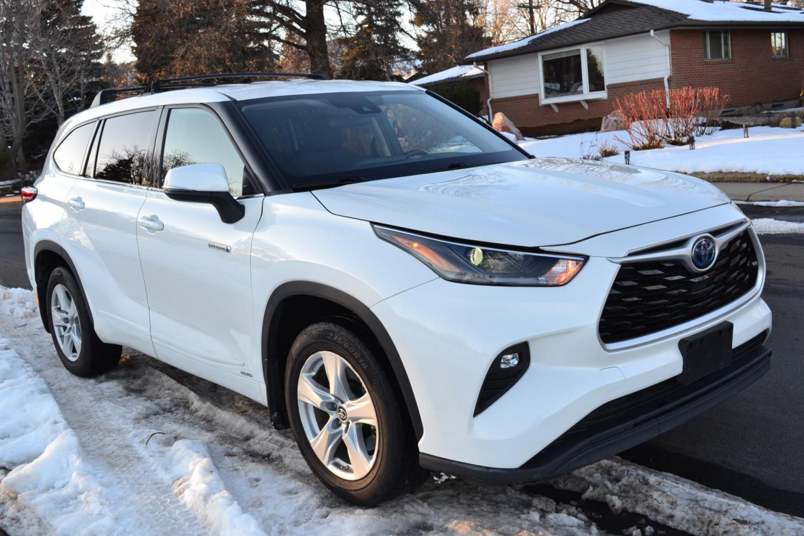 2021 White /gray Toyota Highlander Hybrid LE AWD (5TDBBRCH9MS) with an 3.5L V6 DOHC 24V HYBRID engine, CVT transmission, located at 2510 47th St. Suite 200, Boulder, CO, 80301, (303) 641-0333, 40.026196, -105.243217 - Photo#12