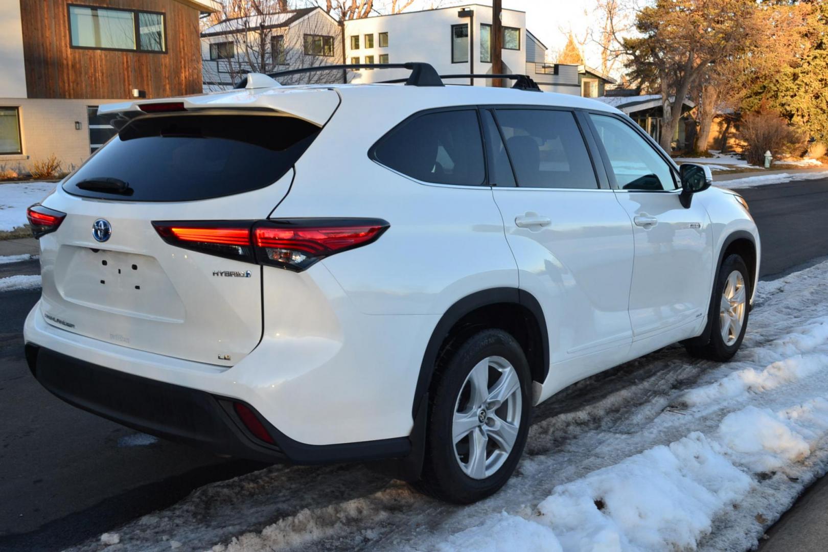 2021 White /gray Toyota Highlander Hybrid LE AWD (5TDBBRCH9MS) with an 3.5L V6 DOHC 24V HYBRID engine, CVT transmission, located at 2510 47th St. Suite 200, Boulder, CO, 80301, (303) 641-0333, 40.026196, -105.243217 - Photo#13