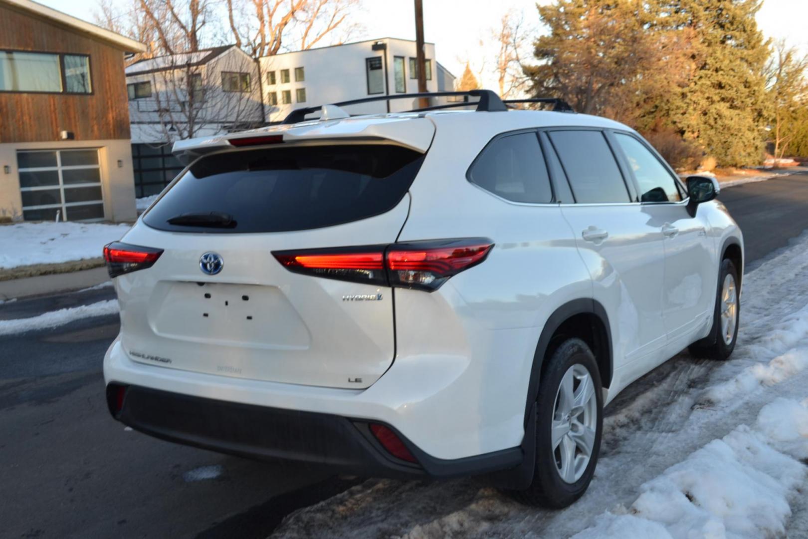 2021 White /gray Toyota Highlander Hybrid LE AWD (5TDBBRCH9MS) with an 3.5L V6 DOHC 24V HYBRID engine, CVT transmission, located at 2510 47th St. Suite 200, Boulder, CO, 80301, (303) 641-0333, 40.026196, -105.243217 - Photo#14