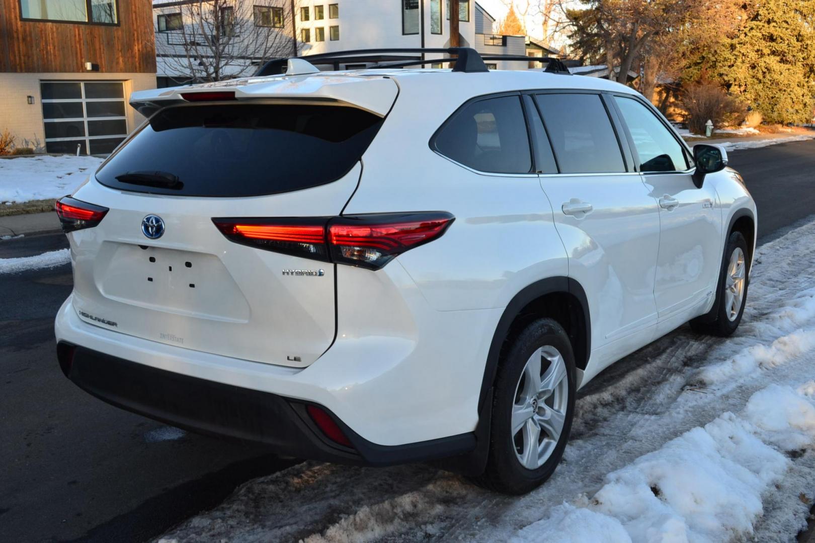 2021 White /gray Toyota Highlander Hybrid LE AWD (5TDBBRCH9MS) with an 3.5L V6 DOHC 24V HYBRID engine, CVT transmission, located at 2510 47th St. Suite 200, Boulder, CO, 80301, (303) 641-0333, 40.026196, -105.243217 - Photo#15