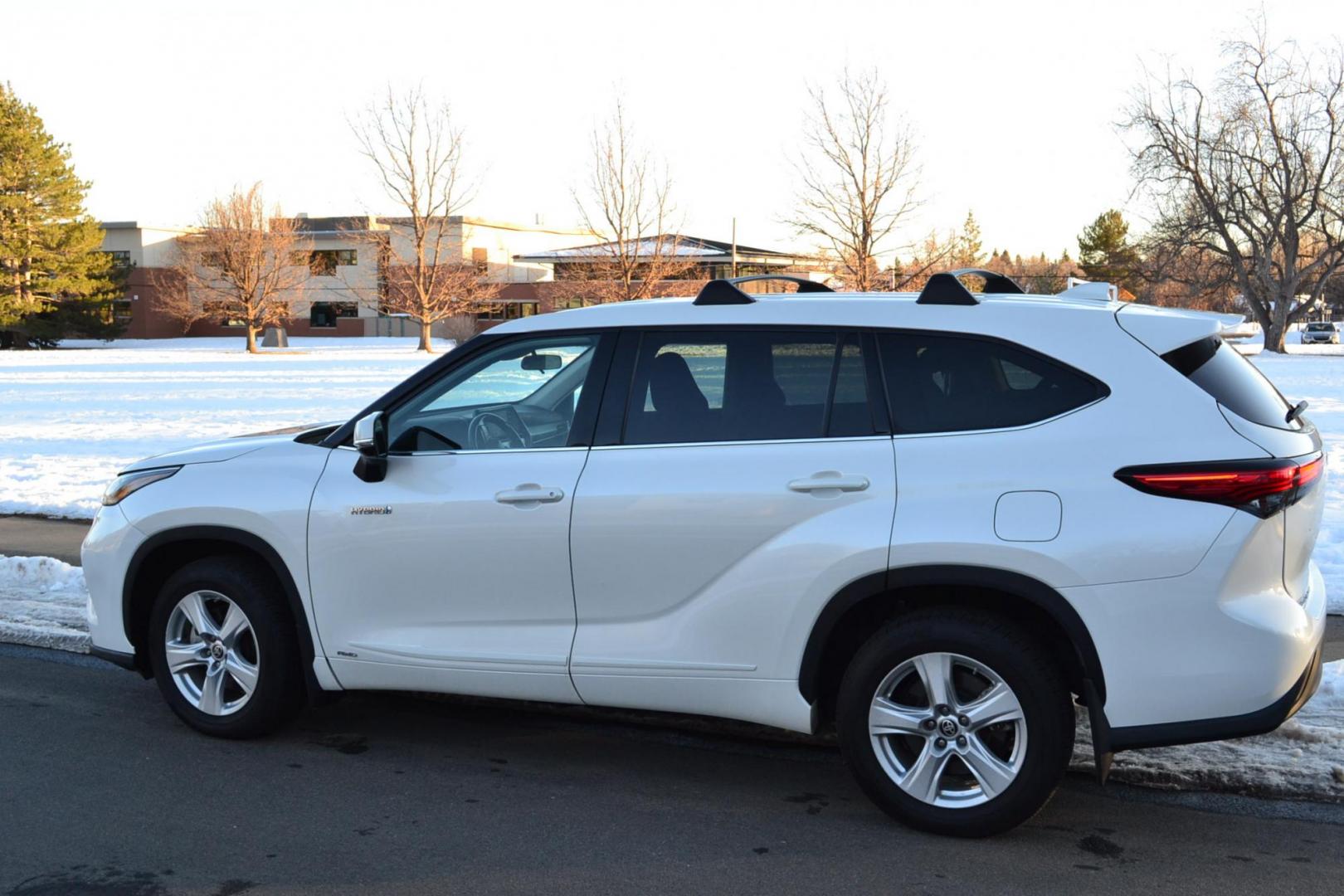 2021 White /gray Toyota Highlander Hybrid LE AWD (5TDBBRCH9MS) with an 3.5L V6 DOHC 24V HYBRID engine, CVT transmission, located at 2510 47th St. Suite 200, Boulder, CO, 80301, (303) 641-0333, 40.026196, -105.243217 - Photo#3