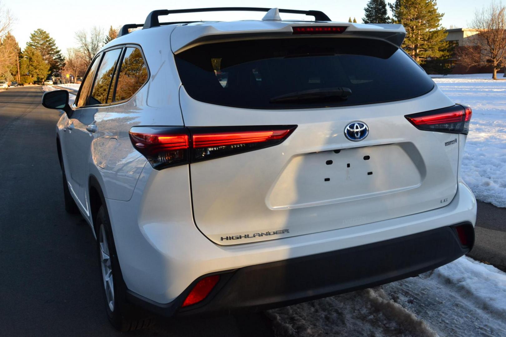 2021 White /gray Toyota Highlander Hybrid LE AWD (5TDBBRCH9MS) with an 3.5L V6 DOHC 24V HYBRID engine, CVT transmission, located at 2510 47th St. Suite 200, Boulder, CO, 80301, (303) 641-0333, 40.026196, -105.243217 - Photo#5