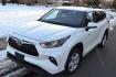 2021 White /gray Toyota Highlander Hybrid LE AWD (5TDBBRCH9MS) with an 3.5L V6 DOHC 24V HYBRID engine, CVT transmission, located at 2510 47th St. Suite 200, Boulder, CO, 80301, (303) 641-0333, 40.026196, -105.243217 - Photo#6