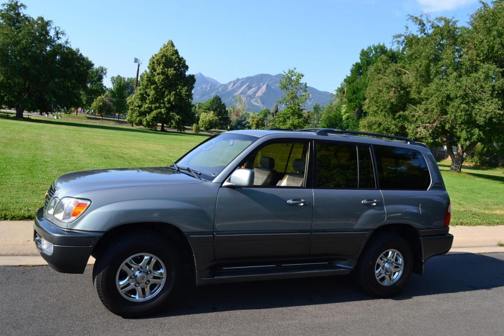 2002 Green /Gray Lexus LX 470 Sport Utility (JTJHT00W623) with an 4.7L V8 DOHC 32V engine, 4-Speed Automatic Overdrive transmission, located at 2510 47th St. Suite 200, Boulder, CO, 80301, (303) 641-0333, 40.026196, -105.243217 - Photo#0