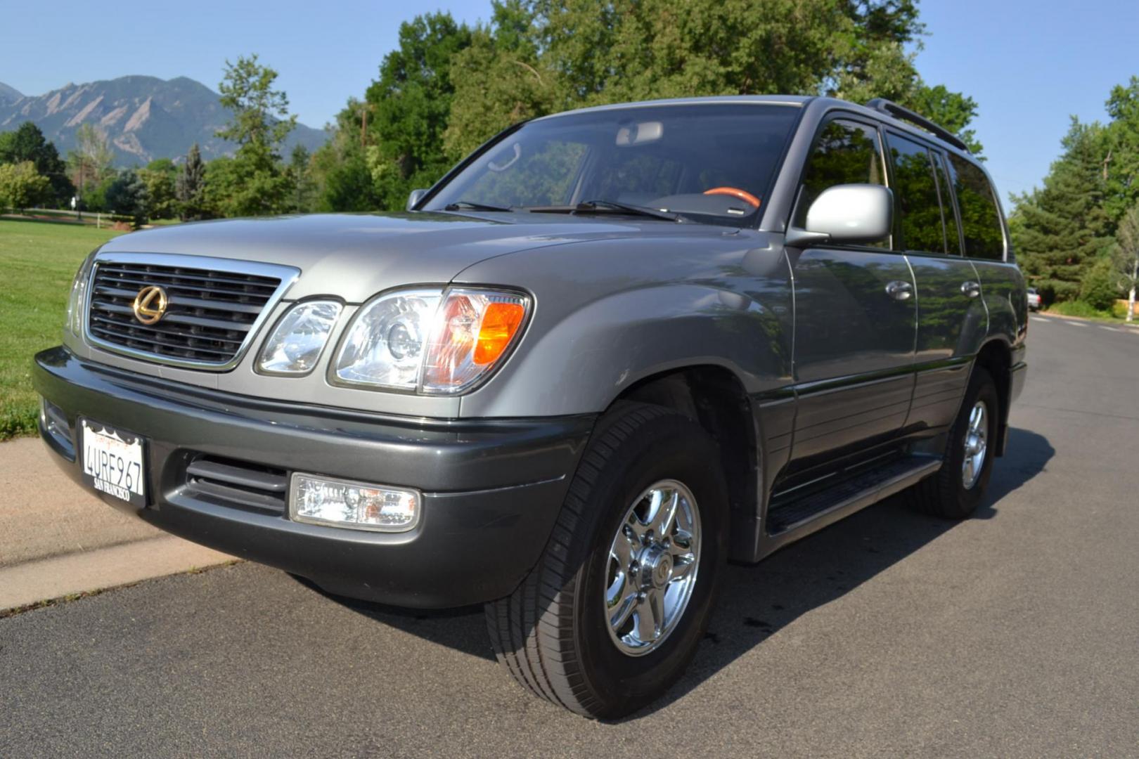 2002 Green /Gray Lexus LX 470 Sport Utility (JTJHT00W623) with an 4.7L V8 DOHC 32V engine, 4-Speed Automatic Overdrive transmission, located at 2510 47th St. Suite 200, Boulder, CO, 80301, (303) 641-0333, 40.026196, -105.243217 - Photo#3