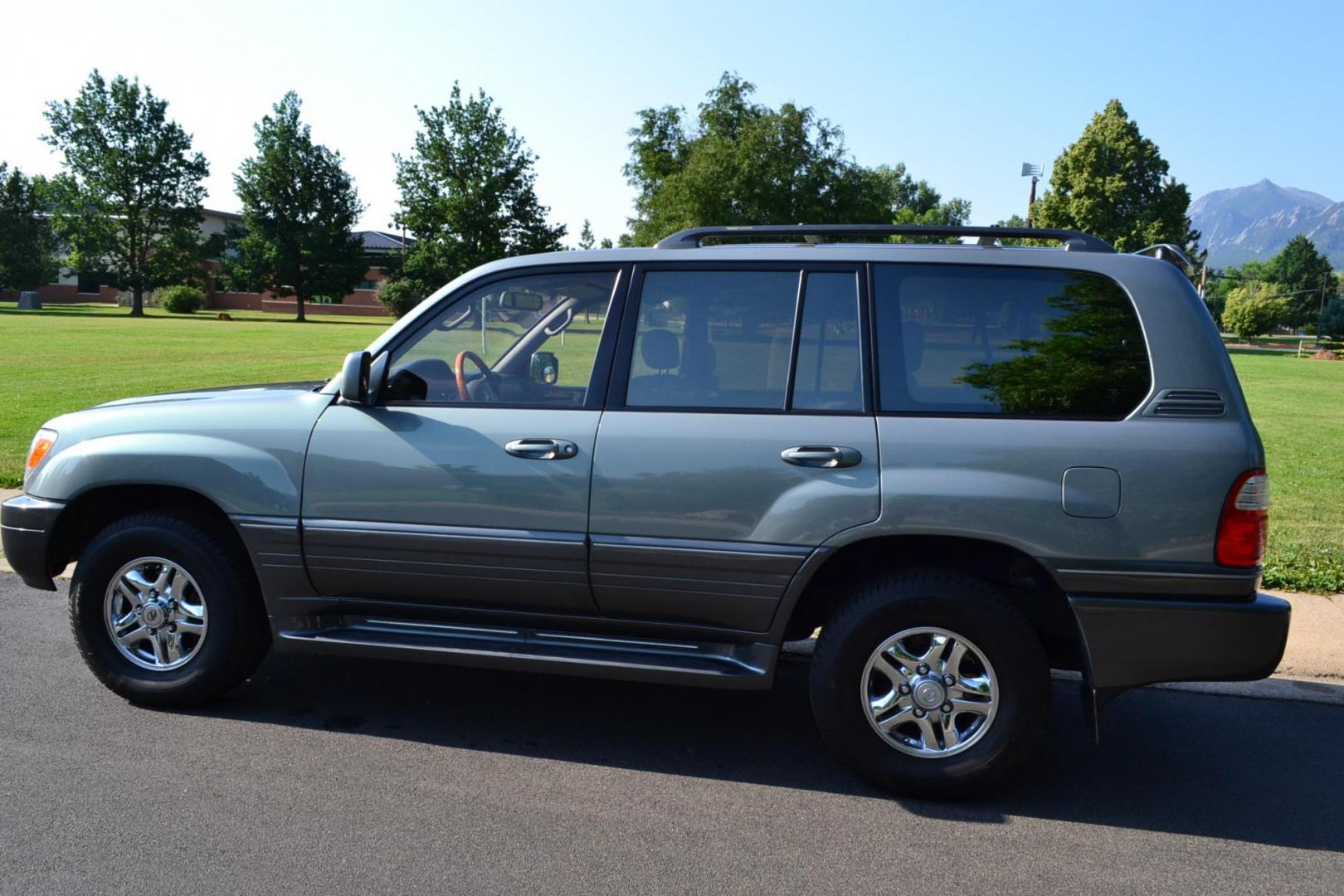 2002 Green /Gray Lexus LX 470 Sport Utility (JTJHT00W623) with an 4.7L V8 DOHC 32V engine, 4-Speed Automatic Overdrive transmission, located at 2510 47th St. Suite 200, Boulder, CO, 80301, (303) 641-0333, 40.026196, -105.243217 - Photo#7