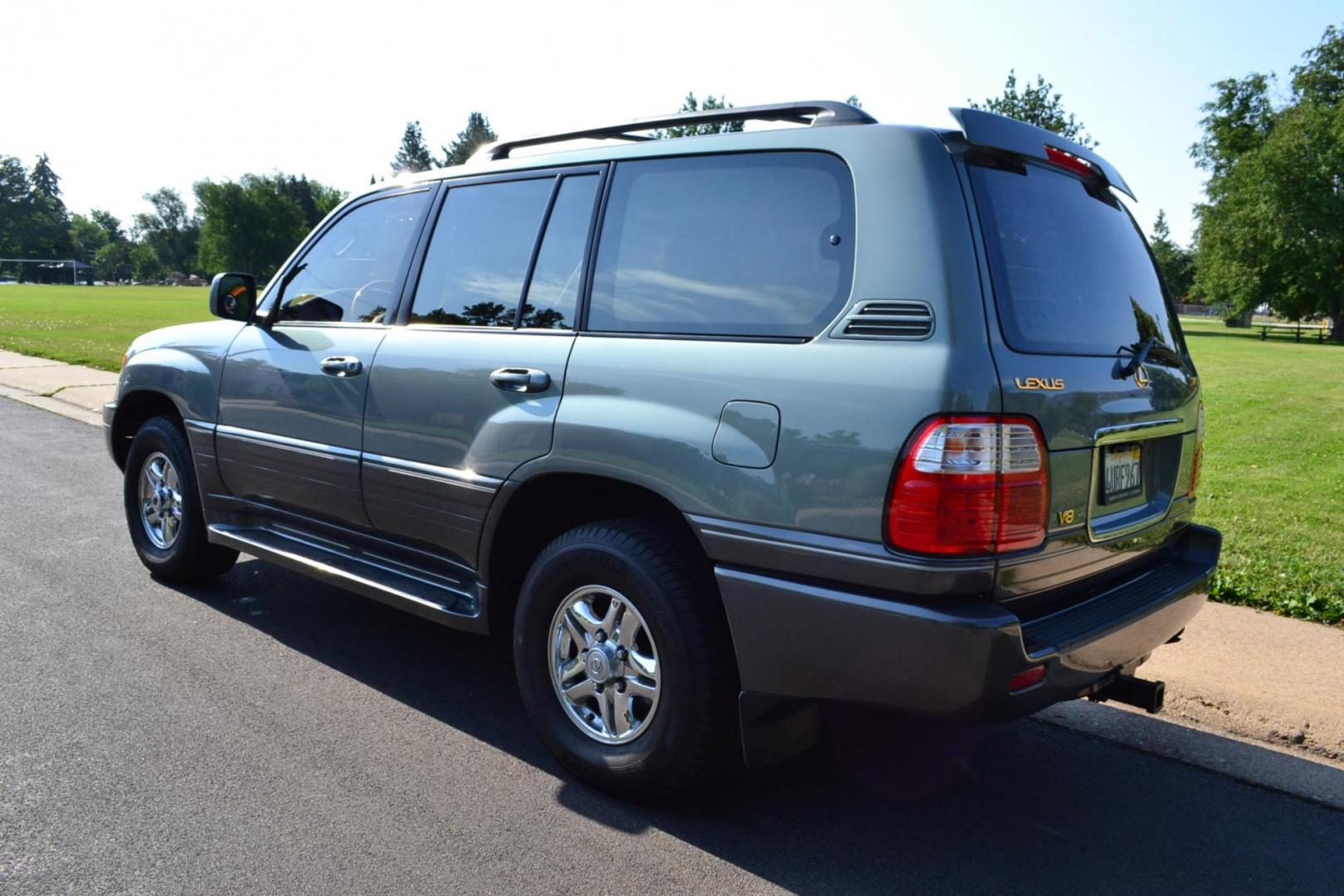 2002 Green /Gray Lexus LX 470 Sport Utility (JTJHT00W623) with an 4.7L V8 DOHC 32V engine, 4-Speed Automatic Overdrive transmission, located at 2510 47th St. Suite 200, Boulder, CO, 80301, (303) 641-0333, 40.026196, -105.243217 - Photo#9
