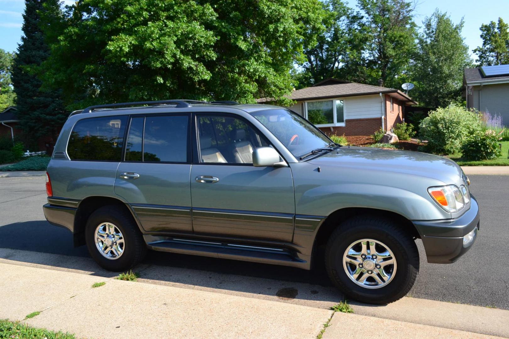 2002 Green /Gray Lexus LX 470 Sport Utility (JTJHT00W623) with an 4.7L V8 DOHC 32V engine, 4-Speed Automatic Overdrive transmission, located at 2510 47th St. Suite 200, Boulder, CO, 80301, (303) 641-0333, 40.026196, -105.243217 - Photo#12