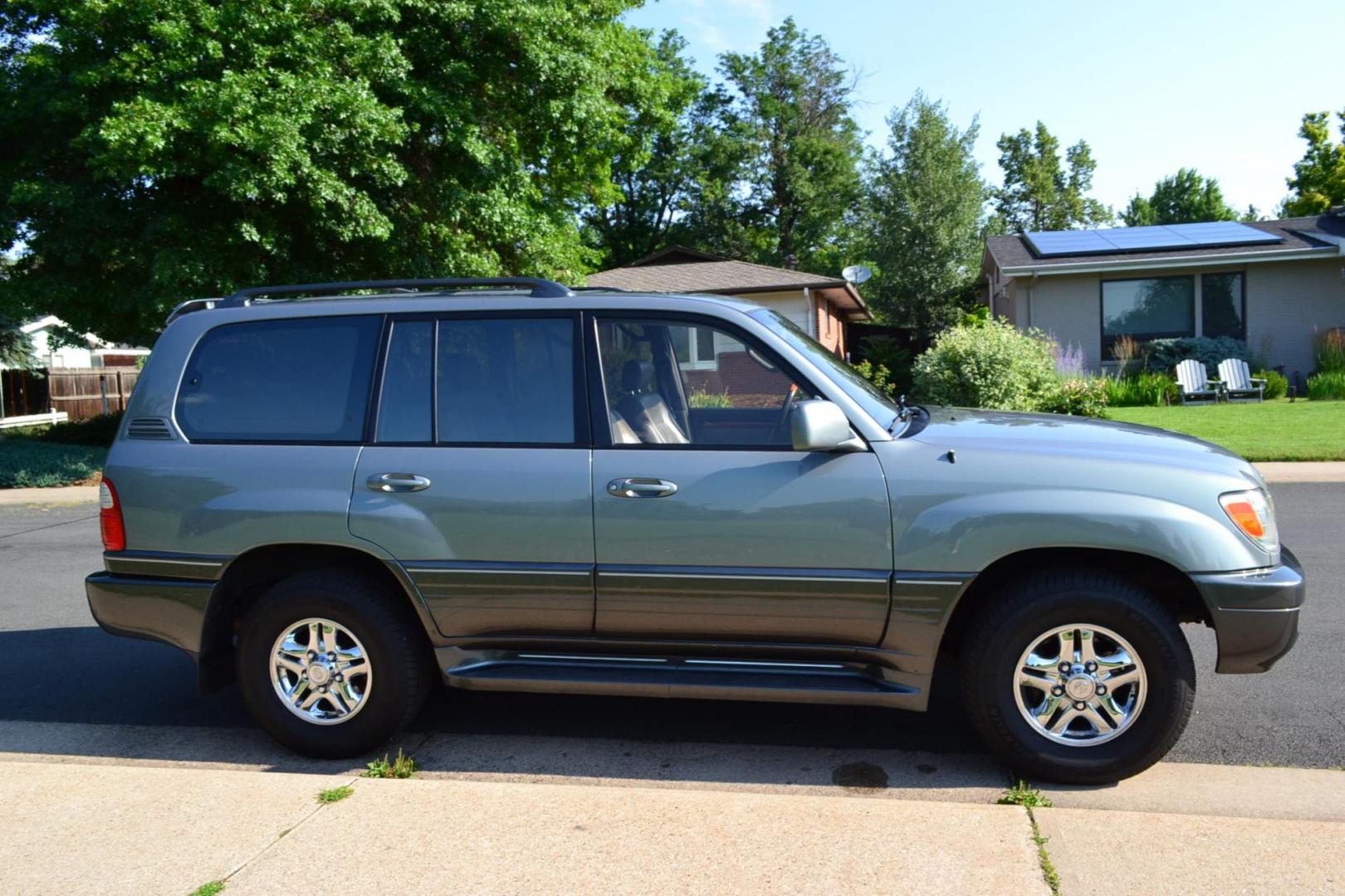 2002 Green /Gray Lexus LX 470 Sport Utility (JTJHT00W623) with an 4.7L V8 DOHC 32V engine, 4-Speed Automatic Overdrive transmission, located at 2510 47th St. Suite 200, Boulder, CO, 80301, (303) 641-0333, 40.026196, -105.243217 - Photo#13