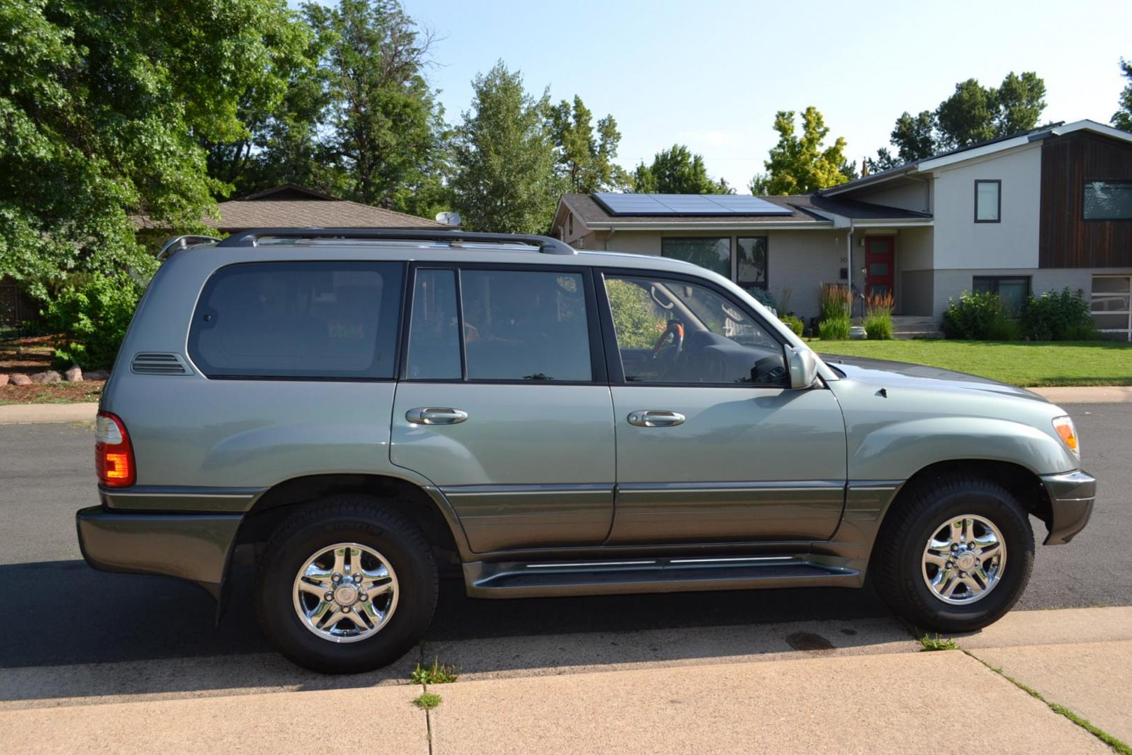 2002 Green /Gray Lexus LX 470 Sport Utility (JTJHT00W623) with an 4.7L V8 DOHC 32V engine, 4-Speed Automatic Overdrive transmission, located at 2510 47th St. Suite 200, Boulder, CO, 80301, (303) 641-0333, 40.026196, -105.243217 - Photo#14