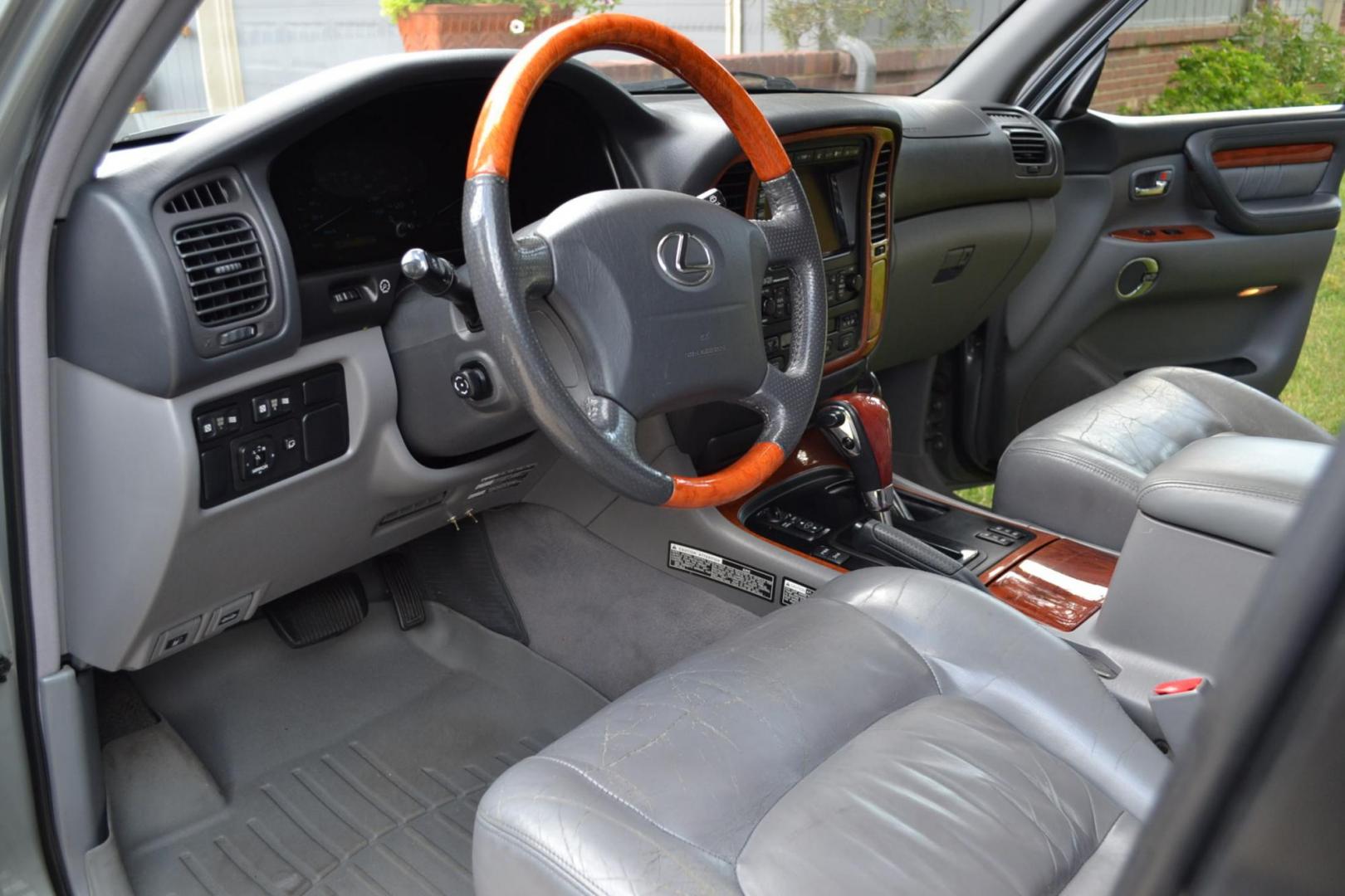 2002 Green /Gray Lexus LX 470 Sport Utility (JTJHT00W623) with an 4.7L V8 DOHC 32V engine, 4-Speed Automatic Overdrive transmission, located at 2510 47th St. Suite 200, Boulder, CO, 80301, (303) 641-0333, 40.026196, -105.243217 - Photo#23