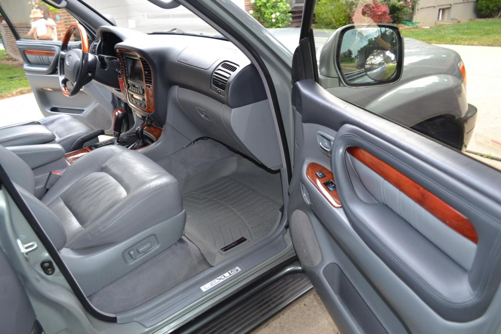 2002 Green /Gray Lexus LX 470 Sport Utility (JTJHT00W623) with an 4.7L V8 DOHC 32V engine, 4-Speed Automatic Overdrive transmission, located at 2510 47th St. Suite 200, Boulder, CO, 80301, (303) 641-0333, 40.026196, -105.243217 - Photo#27
