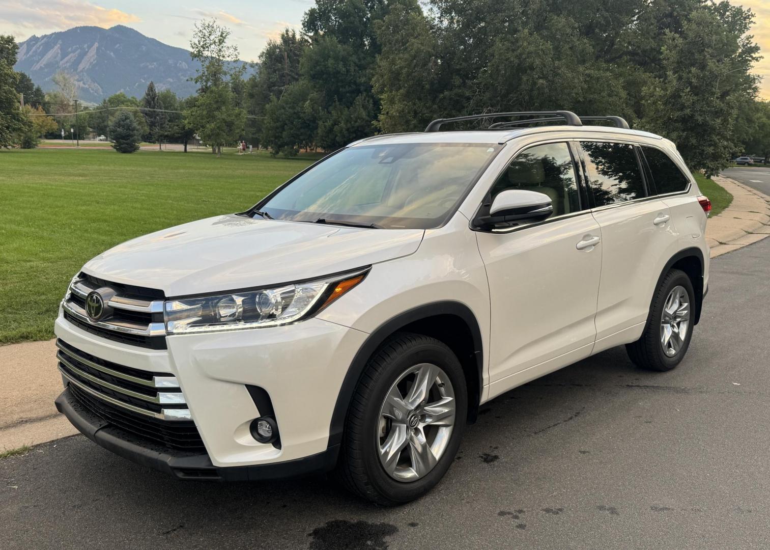 2019 White /Tan Toyota Highlander Limited AWD V6 (5TDDZRFH5KS) with an 3.5L V6 DOHC 24V engine, 6A transmission, located at 2510 47th St. Suite 200, Boulder, CO, 80301, (303) 641-0333, 40.026196, -105.243217 - This Beautiful New Mexico owned 2019 Toyota Highlander Limited is a recent acquisition by Boulder Motors. It is finished in Toyota’s Blizzard Pearl with Tan Interior. The Car Fax and Auto check is clean and Clear showing no accidents. The Colorado title is Clean Clear. Premium Features include: - Photo#1
