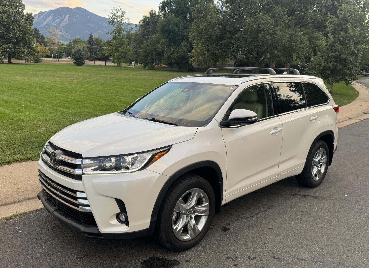 2019 White /Tan Toyota Highlander Limited AWD V6 (5TDDZRFH5KS) with an 3.5L V6 DOHC 24V engine, 6A transmission, located at 2510 47th St. Suite 200, Boulder, CO, 80301, (303) 641-0333, 40.026196, -105.243217 - This Beautiful New Mexico owned 2019 Toyota Highlander Limited is a recent acquisition by Boulder Motors. It is finished in Toyota’s Blizzard Pearl with Tan Interior. The Car Fax and Auto check is clean and Clear showing no accidents. The Colorado title is Clean Clear. Premium Features include: - Photo#2