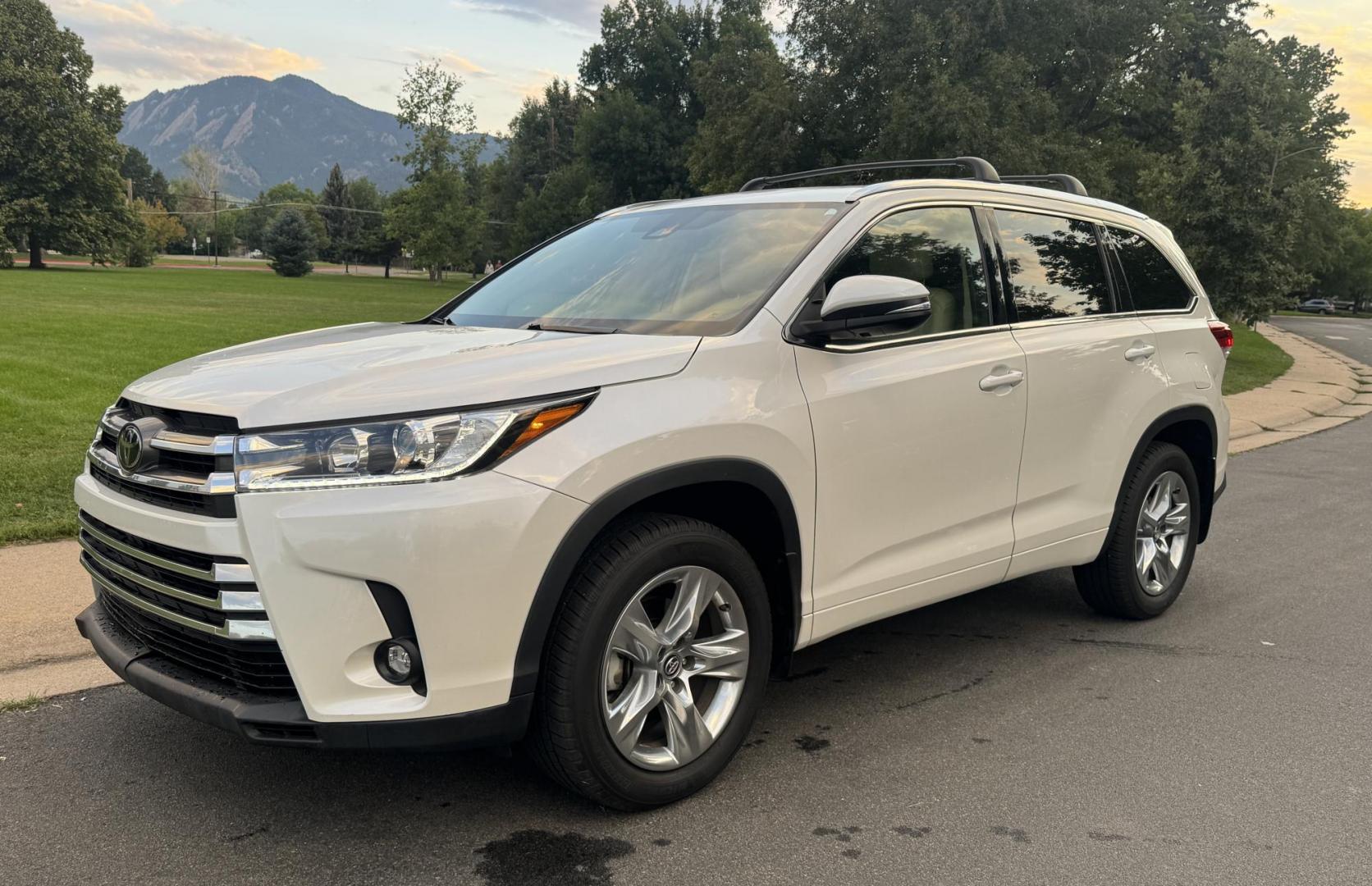 2019 White /Tan Toyota Highlander Limited AWD V6 (5TDDZRFH5KS) with an 3.5L V6 DOHC 24V engine, 6A transmission, located at 2510 47th St. Suite 200, Boulder, CO, 80301, (303) 641-0333, 40.026196, -105.243217 - This Beautiful New Mexico owned 2019 Toyota Highlander Limited is a recent acquisition by Boulder Motors. It is finished in Toyota’s Blizzard Pearl with Tan Interior. The Car Fax and Auto check is clean and Clear showing no accidents. The Colorado title is Clean Clear. Premium Features include: - Photo#3