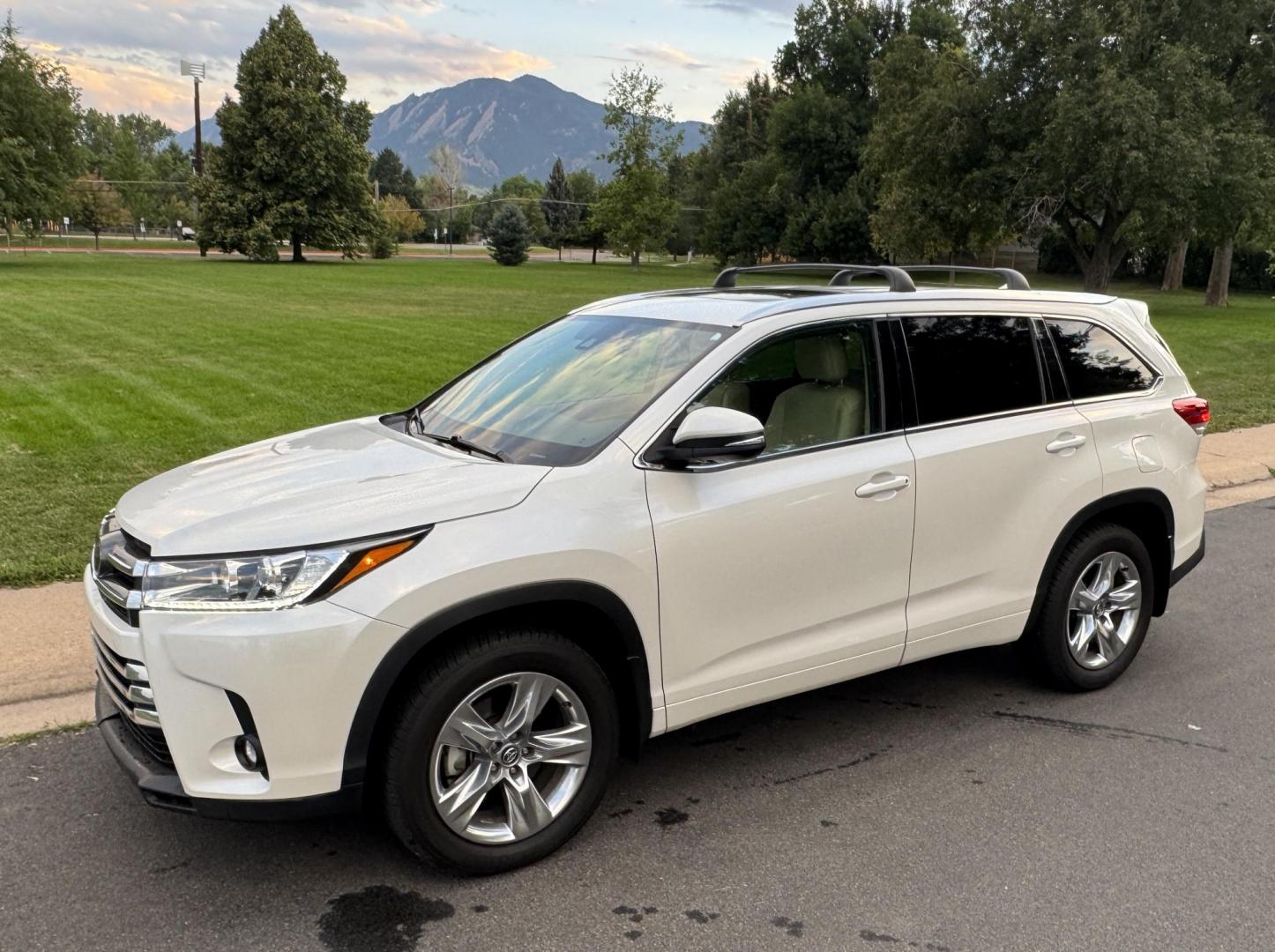 2019 White /Tan Toyota Highlander Limited AWD V6 (5TDDZRFH5KS) with an 3.5L V6 DOHC 24V engine, 6A transmission, located at 2510 47th St. Suite 200, Boulder, CO, 80301, (303) 641-0333, 40.026196, -105.243217 - This Beautiful New Mexico owned 2019 Toyota Highlander Limited is a recent acquisition by Boulder Motors. It is finished in Toyota’s Blizzard Pearl with Tan Interior. The Car Fax and Auto check is clean and Clear showing no accidents. The Colorado title is Clean Clear. Premium Features include: - Photo#5