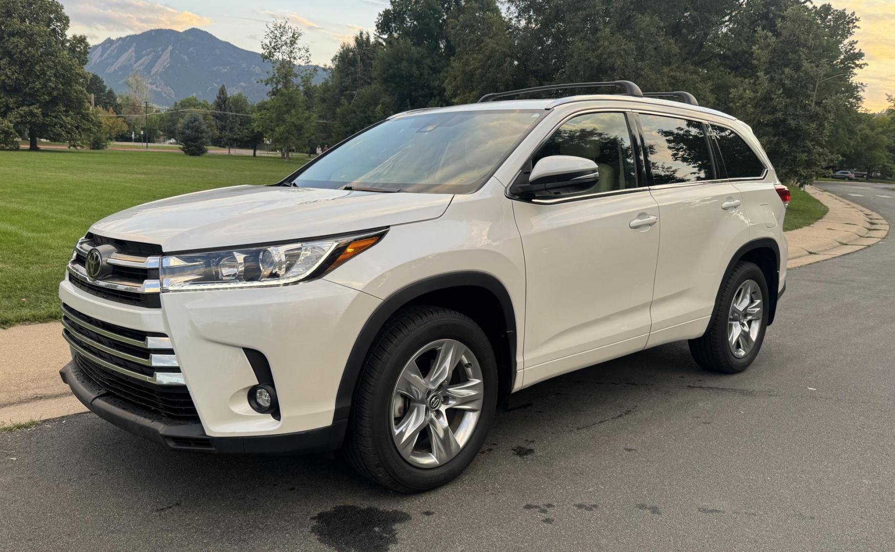 2019 White /Tan Toyota Highlander Limited AWD V6 (5TDDZRFH5KS) with an 3.5L V6 DOHC 24V engine, 6A transmission, located at 2510 47th St. Suite 200, Boulder, CO, 80301, (303) 641-0333, 40.026196, -105.243217 - This Beautiful New Mexico owned 2019 Toyota Highlander Limited is a recent acquisition by Boulder Motors. It is finished in Toyota’s Blizzard Pearl with Tan Interior. The Car Fax and Auto check is clean and Clear showing no accidents. The Colorado title is Clean Clear. Premium Features include: - Photo#4