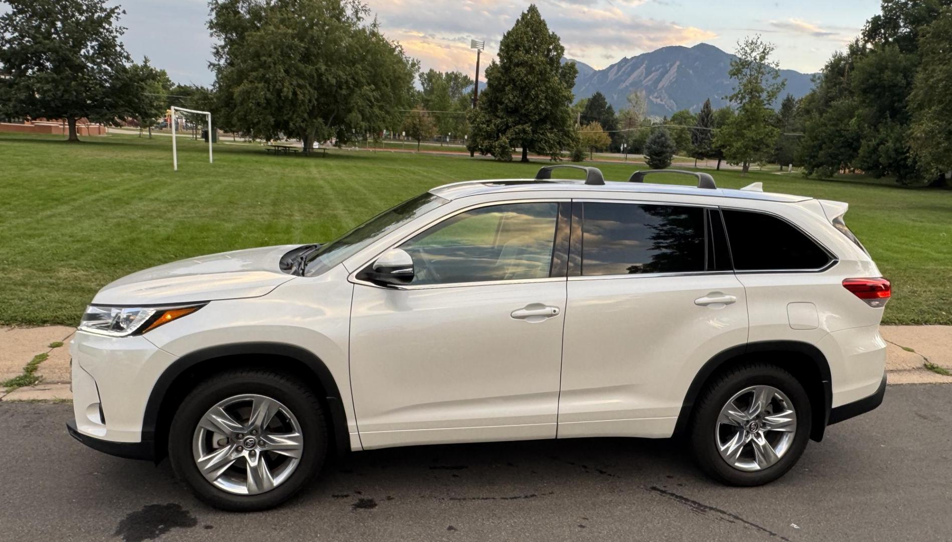 2019 White /Tan Toyota Highlander Limited AWD V6 (5TDDZRFH5KS) with an 3.5L V6 DOHC 24V engine, 6A transmission, located at 2510 47th St. Suite 200, Boulder, CO, 80301, (303) 641-0333, 40.026196, -105.243217 - This Beautiful New Mexico owned 2019 Toyota Highlander Limited is a recent acquisition by Boulder Motors. It is finished in Toyota’s Blizzard Pearl with Tan Interior. The Car Fax and Auto check is clean and Clear showing no accidents. The Colorado title is Clean Clear. Premium Features include: - Photo#8