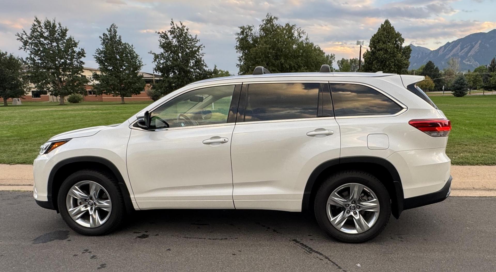 2019 White /Tan Toyota Highlander Limited AWD V6 (5TDDZRFH5KS) with an 3.5L V6 DOHC 24V engine, 6A transmission, located at 2510 47th St. Suite 200, Boulder, CO, 80301, (303) 641-0333, 40.026196, -105.243217 - This Beautiful New Mexico owned 2019 Toyota Highlander Limited is a recent acquisition by Boulder Motors. It is finished in Toyota’s Blizzard Pearl with Tan Interior. The Car Fax and Auto check is clean and Clear showing no accidents. The Colorado title is Clean Clear. Premium Features include: - Photo#10