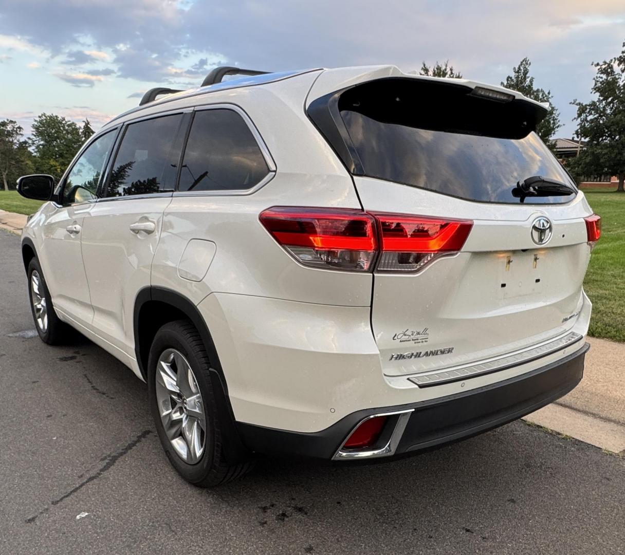 2019 White /Tan Toyota Highlander Limited AWD V6 (5TDDZRFH5KS) with an 3.5L V6 DOHC 24V engine, 6A transmission, located at 2510 47th St. Suite 200, Boulder, CO, 80301, (303) 641-0333, 40.026196, -105.243217 - This Beautiful New Mexico owned 2019 Toyota Highlander Limited is a recent acquisition by Boulder Motors. It is finished in Toyota’s Blizzard Pearl with Tan Interior. The Car Fax and Auto check is clean and Clear showing no accidents. The Colorado title is Clean Clear. Premium Features include: - Photo#19