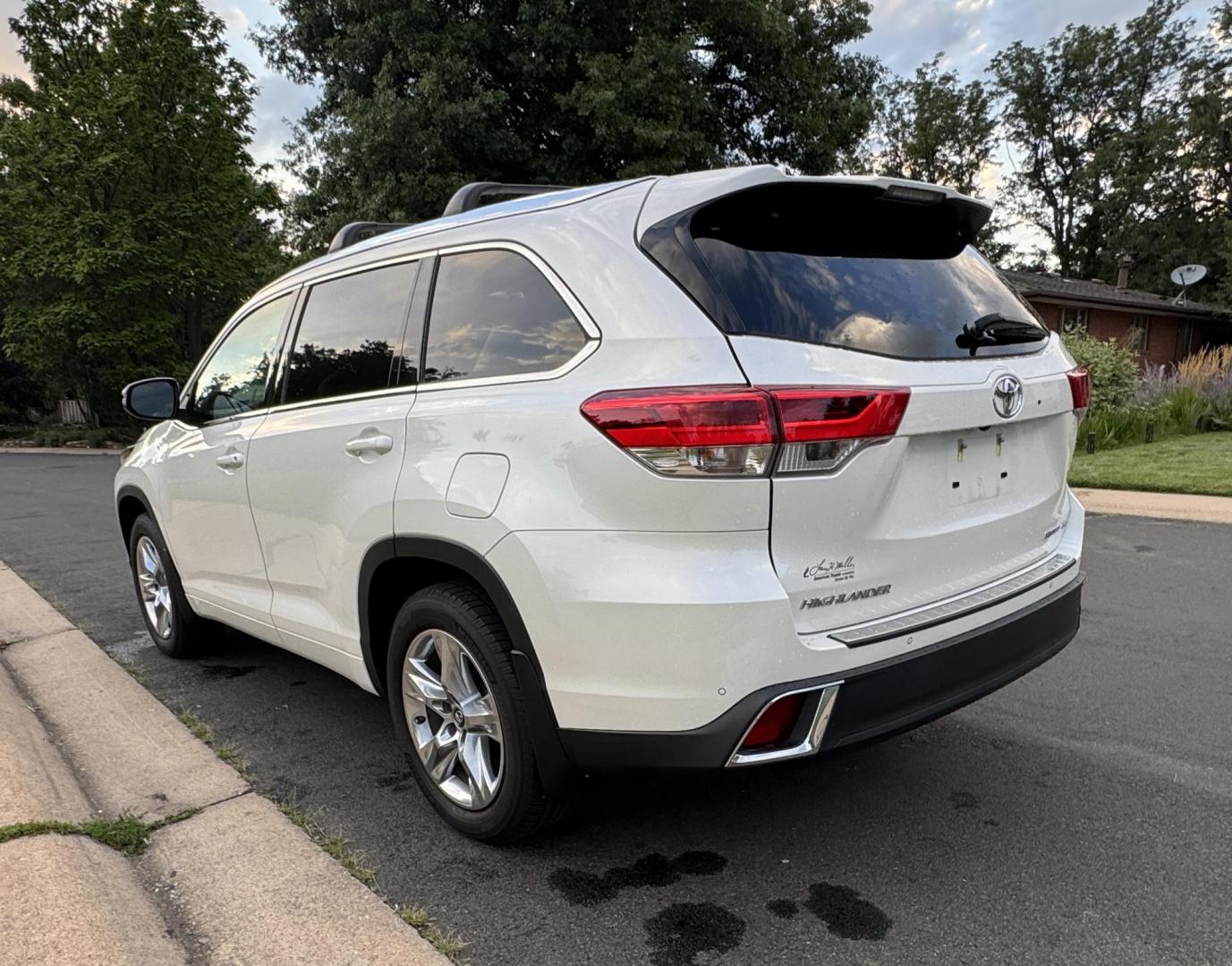 2019 White /Tan Toyota Highlander Limited AWD V6 (5TDDZRFH5KS) with an 3.5L V6 DOHC 24V engine, 6A transmission, located at 2510 47th St. Suite 200, Boulder, CO, 80301, (303) 641-0333, 40.026196, -105.243217 - This Beautiful New Mexico owned 2019 Toyota Highlander Limited is a recent acquisition by Boulder Motors. It is finished in Toyota’s Blizzard Pearl with Tan Interior. The Car Fax and Auto check is clean and Clear showing no accidents. The Colorado title is Clean Clear. Premium Features include: - Photo#21
