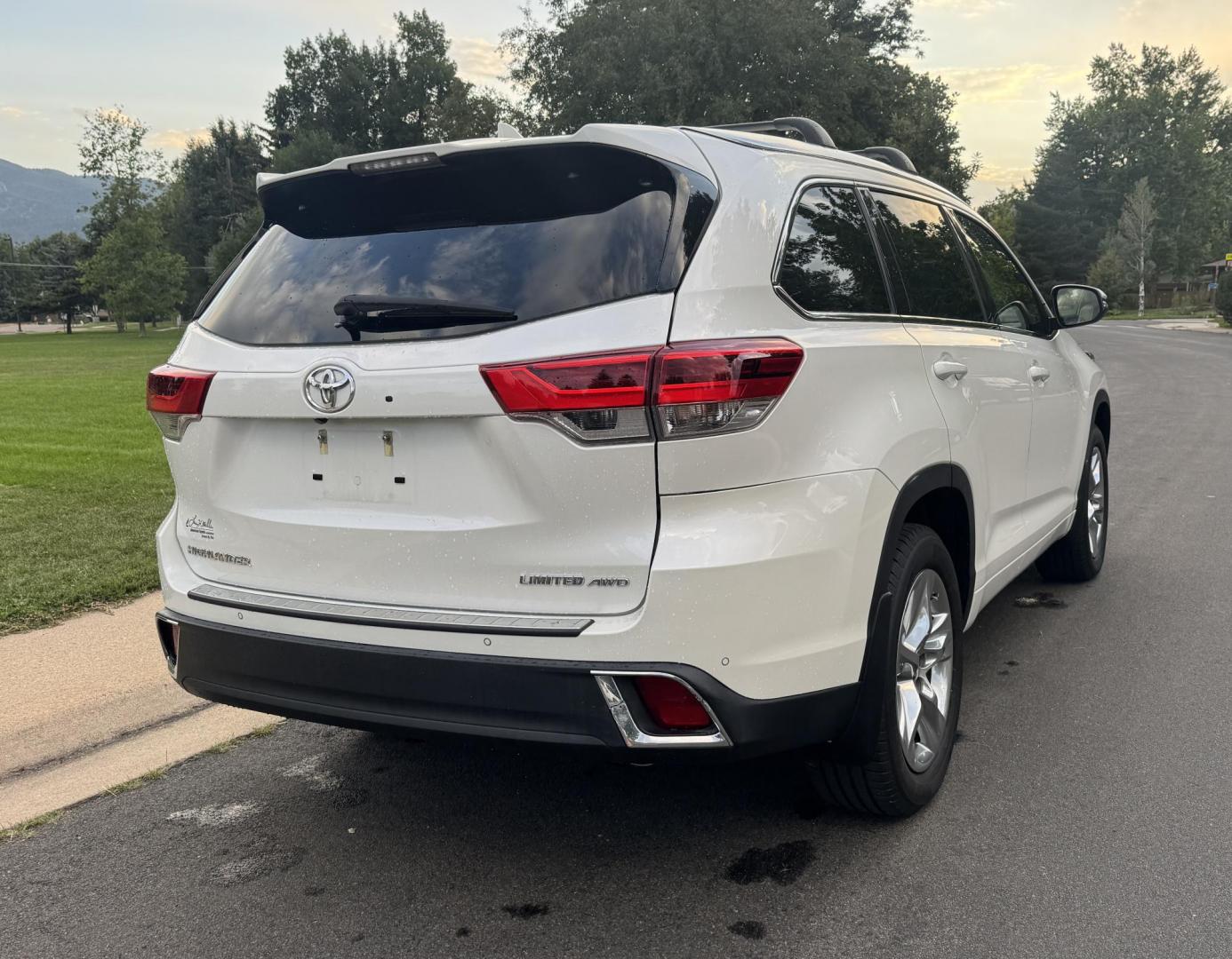 2019 White /Tan Toyota Highlander Limited AWD V6 (5TDDZRFH5KS) with an 3.5L V6 DOHC 24V engine, 6A transmission, located at 2510 47th St. Suite 200, Boulder, CO, 80301, (303) 641-0333, 40.026196, -105.243217 - This Beautiful New Mexico owned 2019 Toyota Highlander Limited is a recent acquisition by Boulder Motors. It is finished in Toyota’s Blizzard Pearl with Tan Interior. The Car Fax and Auto check is clean and Clear showing no accidents. The Colorado title is Clean Clear. Premium Features include: - Photo#35