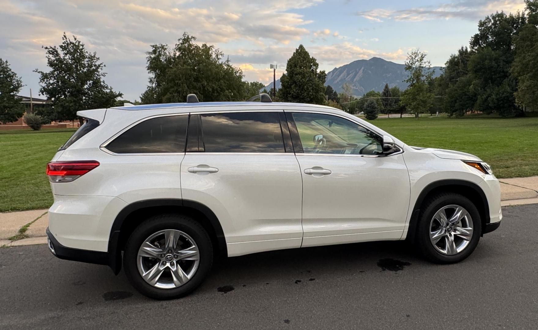 2019 White /Tan Toyota Highlander Limited AWD V6 (5TDDZRFH5KS) with an 3.5L V6 DOHC 24V engine, 6A transmission, located at 2510 47th St. Suite 200, Boulder, CO, 80301, (303) 641-0333, 40.026196, -105.243217 - This Beautiful New Mexico owned 2019 Toyota Highlander Limited is a recent acquisition by Boulder Motors. It is finished in Toyota’s Blizzard Pearl with Tan Interior. The Car Fax and Auto check is clean and Clear showing no accidents. The Colorado title is Clean Clear. Premium Features include: - Photo#48