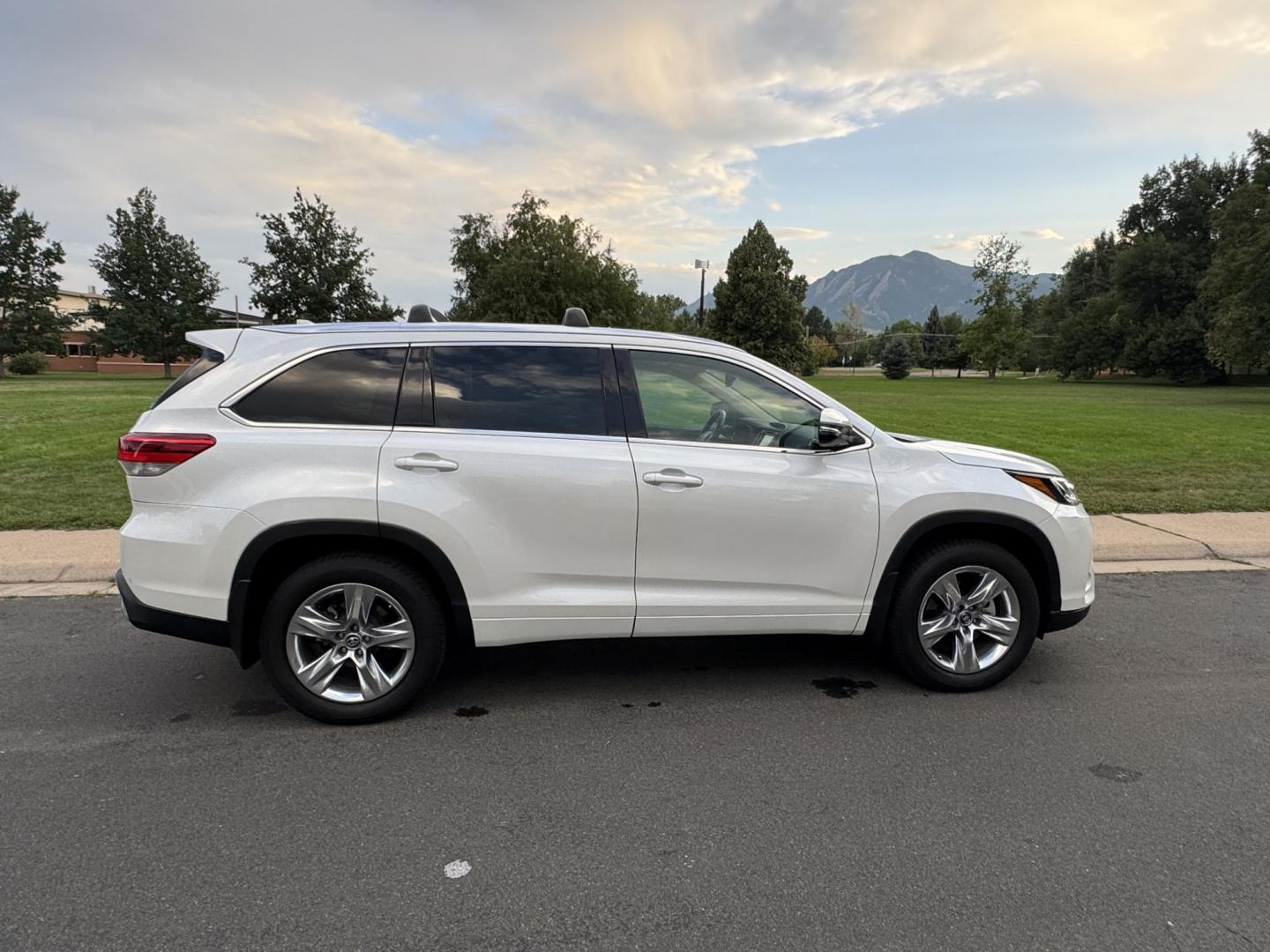 2019 White /Tan Toyota Highlander Limited AWD V6 (5TDDZRFH5KS) with an 3.5L V6 DOHC 24V engine, 6A transmission, located at 2510 47th St. Suite 200, Boulder, CO, 80301, (303) 641-0333, 40.026196, -105.243217 - This Beautiful New Mexico owned 2019 Toyota Highlander Limited is a recent acquisition by Boulder Motors. It is finished in Toyota’s Blizzard Pearl with Tan Interior. The Car Fax and Auto check is clean and Clear showing no accidents. The Colorado title is Clean Clear. Premium Features include: - Photo#49